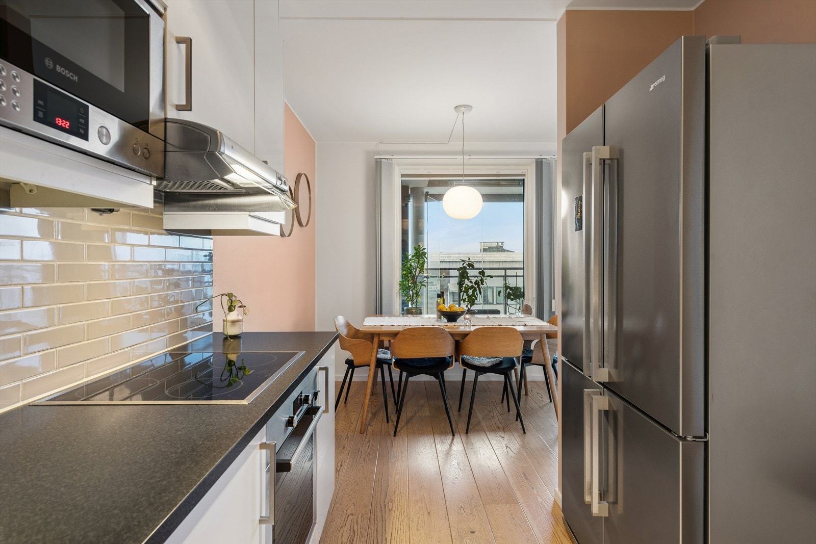 Benkeplaten i laminat gir en slitesterk og appetittlig arbeidsflate, elegant kombinert med en nedfelt kum i rustfritt stål som både er praktisk og tidløs. Kjøkkenet er videre utstyrt med ventilator samt integrert platetopp og stekeovn. Galleribilde