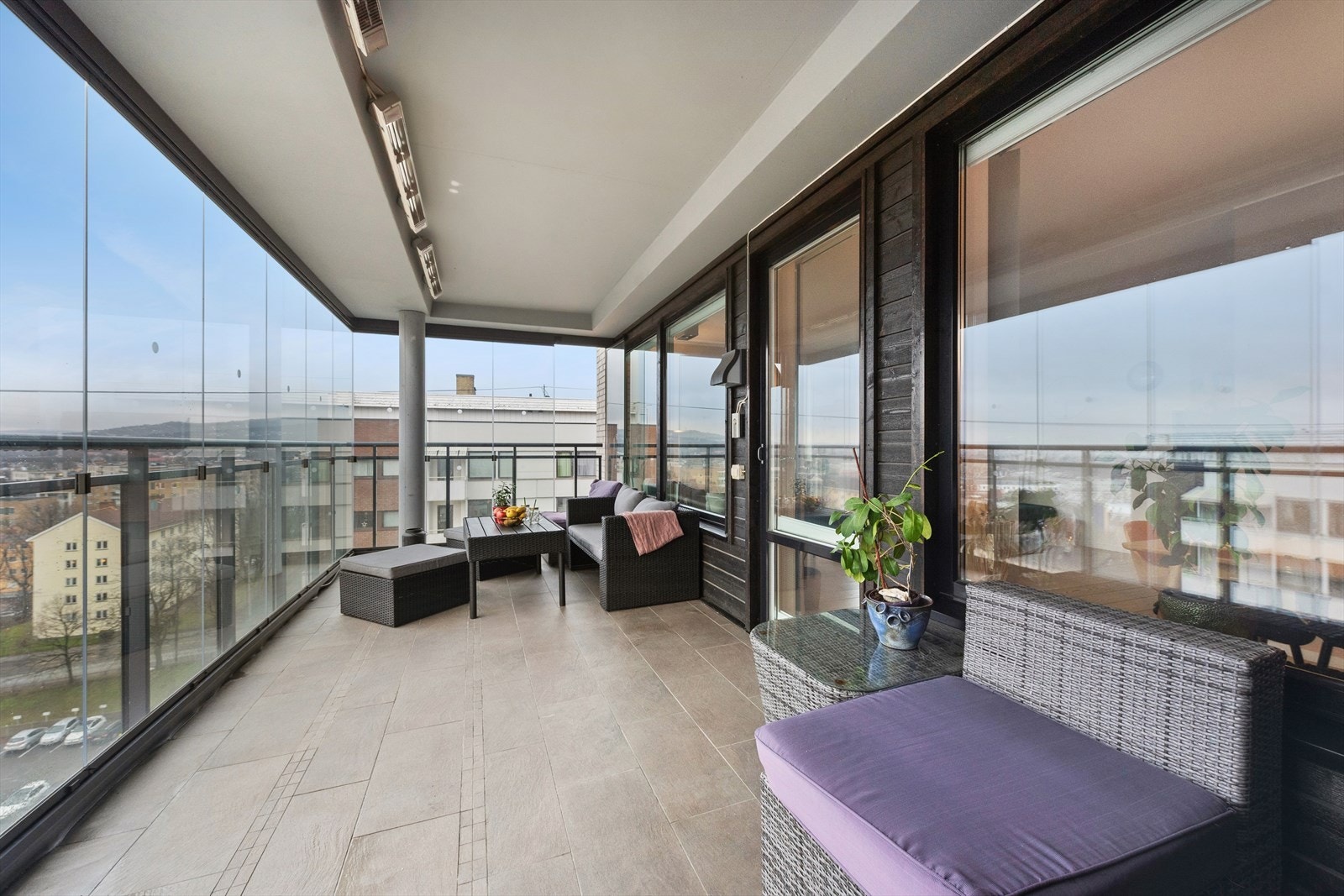 Her får du en stor, innglasset balkong med god plass til både loungeløsning, spisegruppe og grønne innslag. Fra balkongen kan du nyte fine solforhold og nydelig utsikt. Galleribilde