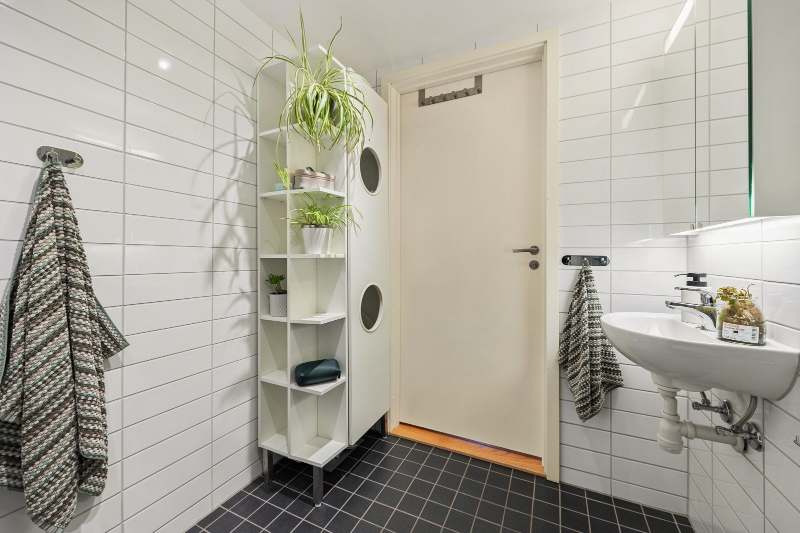 Veggene og gulvet er flislagte med varmekabler i gulv. Galleribilde