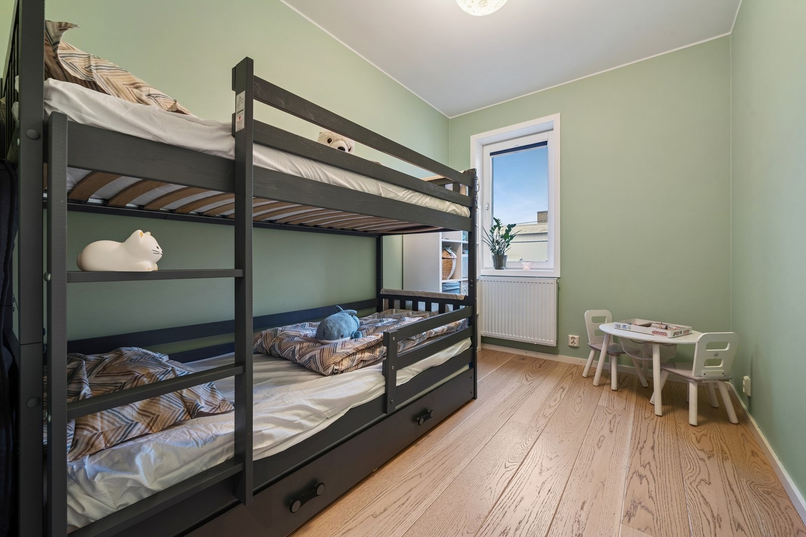 Soverom 3 er et lyst og innbydende barnerom med god plassutnyttelse. Gardiner med solskjerming ble montert i 2025 i soverom og stue. Galleribilde