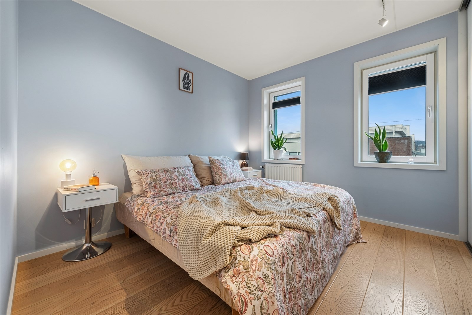 Hovedsoverommet fremstår som moderne og innbydende med plass til dobbeltseng, et stort garderobeskap og tilhørende møblement. Galleribilde