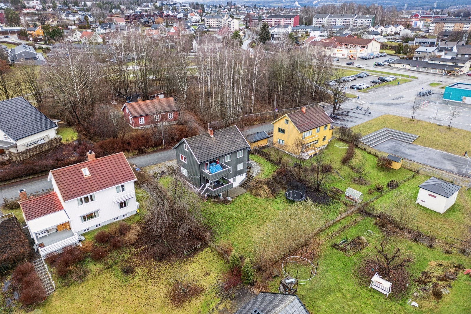 Gangavstand til matbutikk, CC Hamar og andre sentrumsfasiliteter. Galleribilde