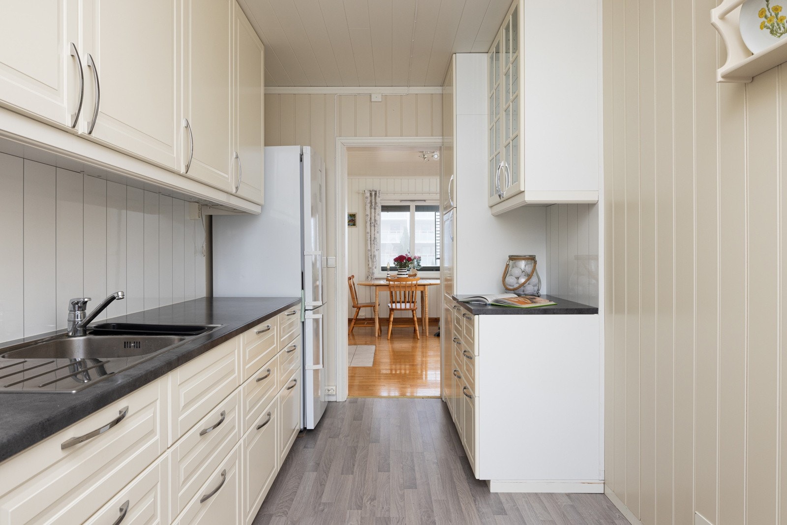 Plass til frittstående komfyr og kjøleskap. Galleribilde