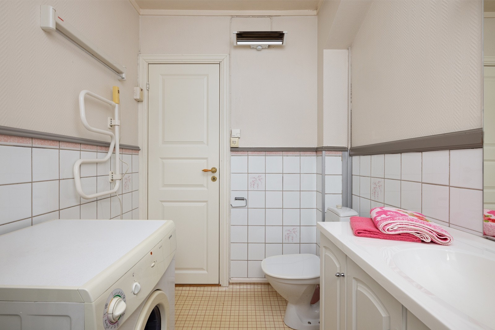 Opplegg for vaskemaksin og varmelampe for oppvarming. Galleribilde