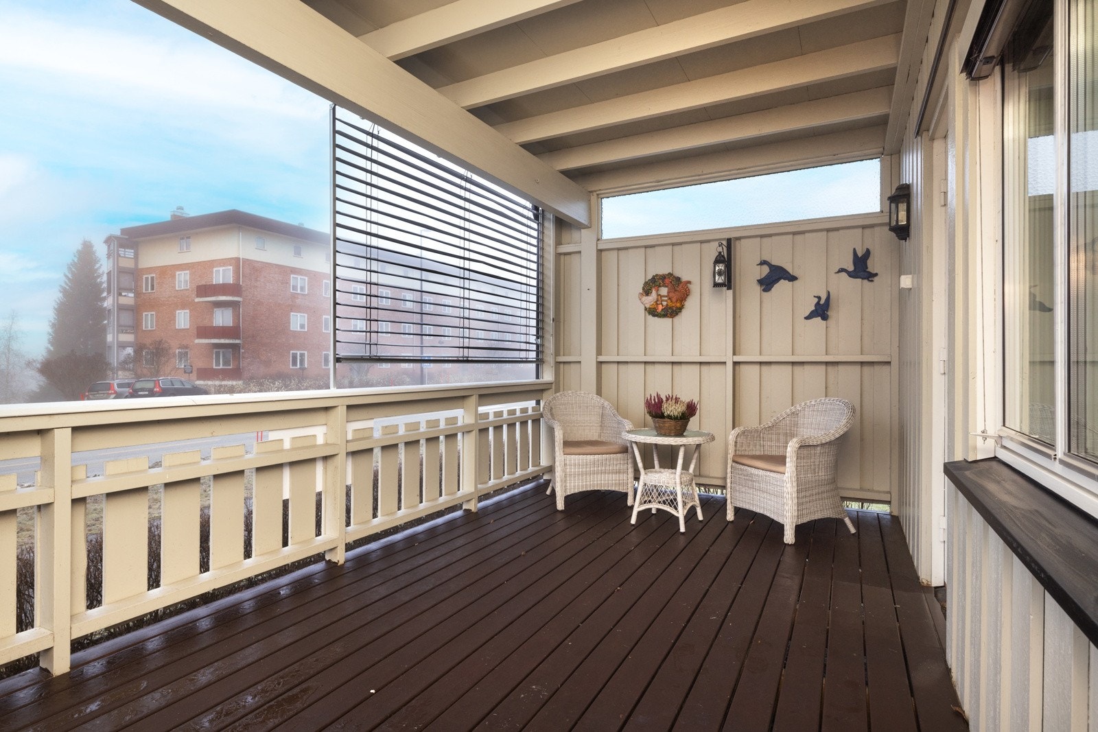 Fra stue er det utgang til en stor, takoverbygget terasse med persienner. Galleribilde