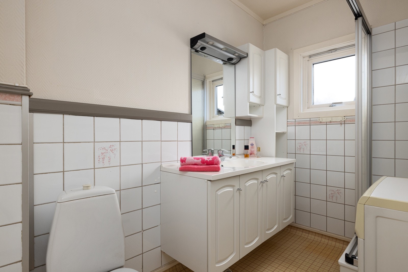 Bad med vinylbelegg på gulv og flis/tapet på vegg. Galleribilde