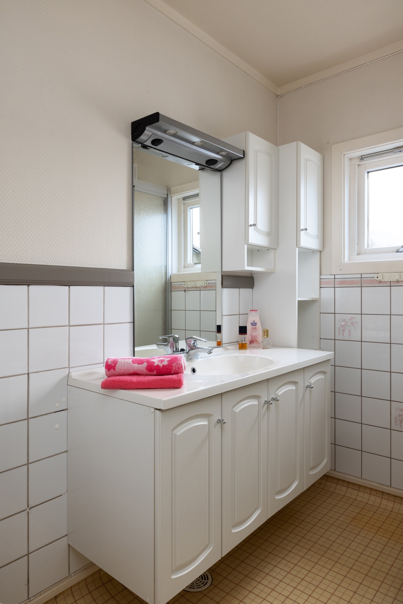 Rommet er innredet med lys baderomsinnredning med profilerte fronter og har heldekkende servantplate. Galleribilde