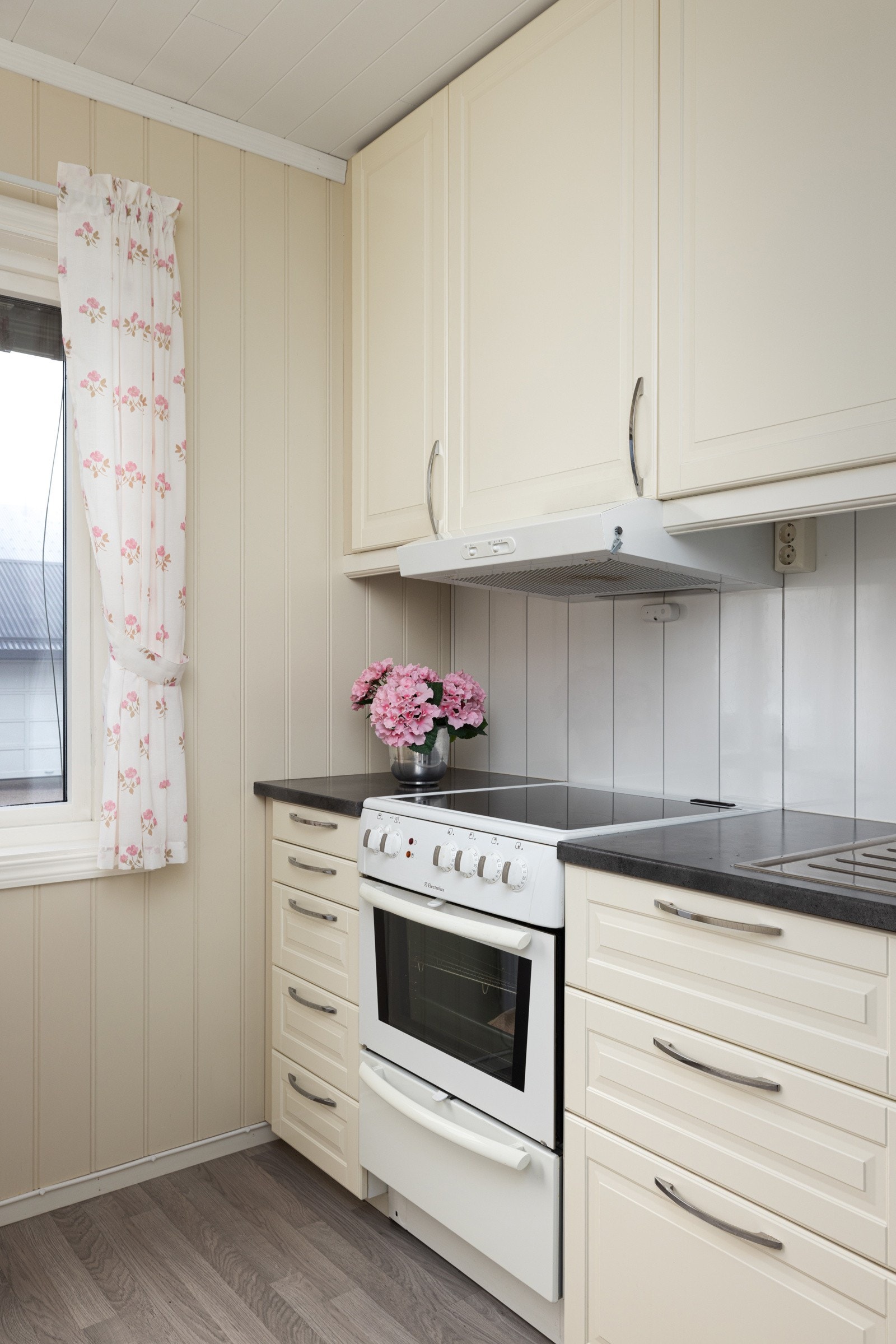 Kjøkkenet har rikelig med skapplass. Galleribilde