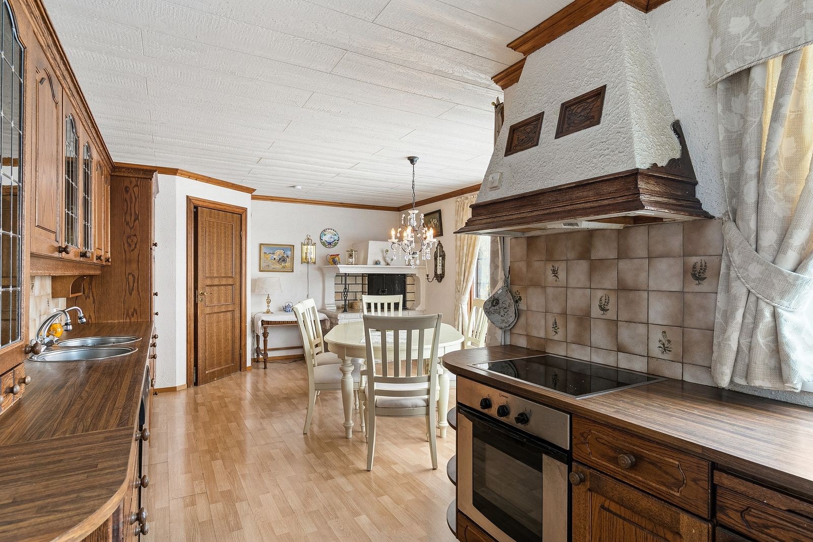 Koselig kjøkken i heltre. Galleribilde