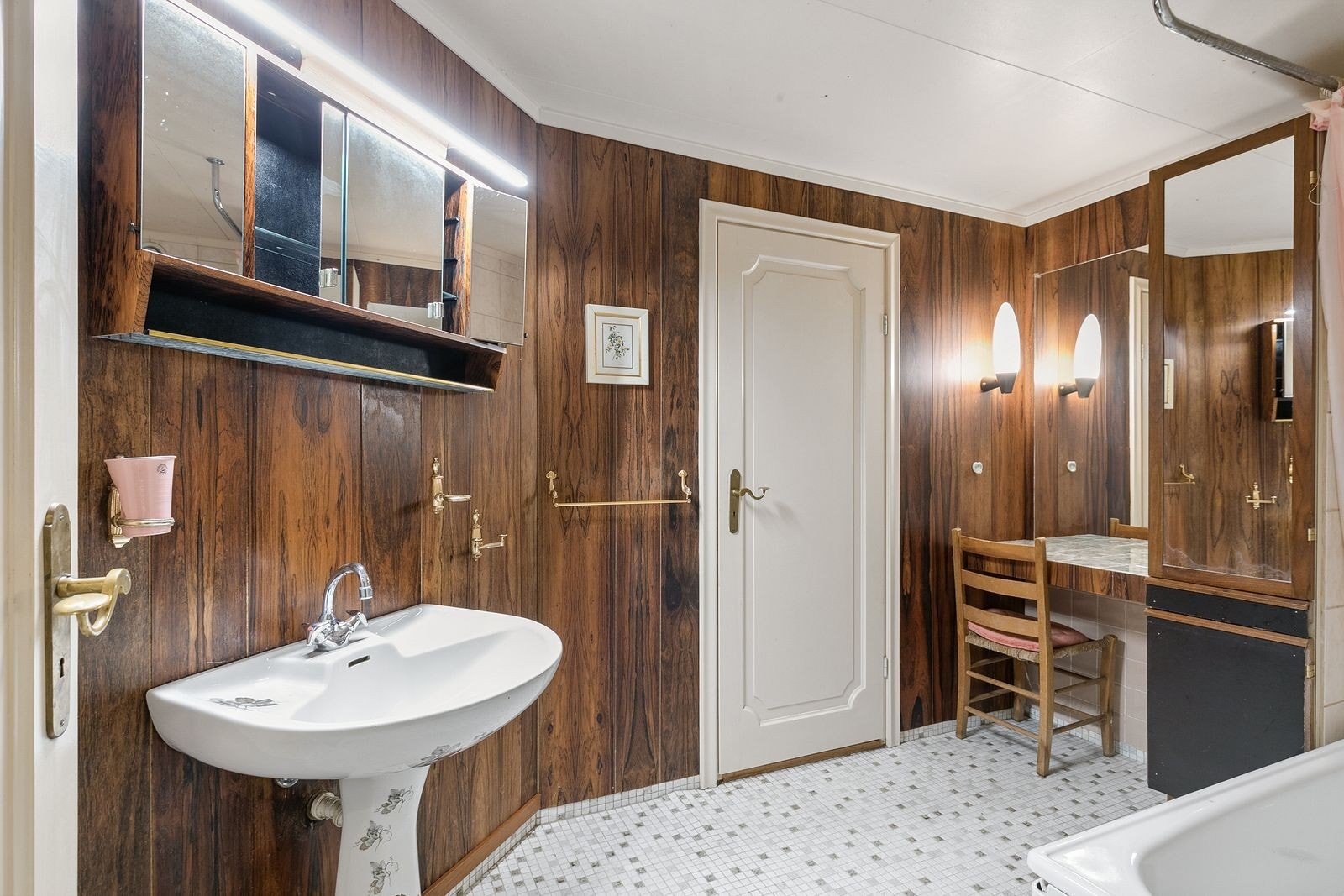 Bad 2 har badekar, servant og sminkebord. Galleribilde