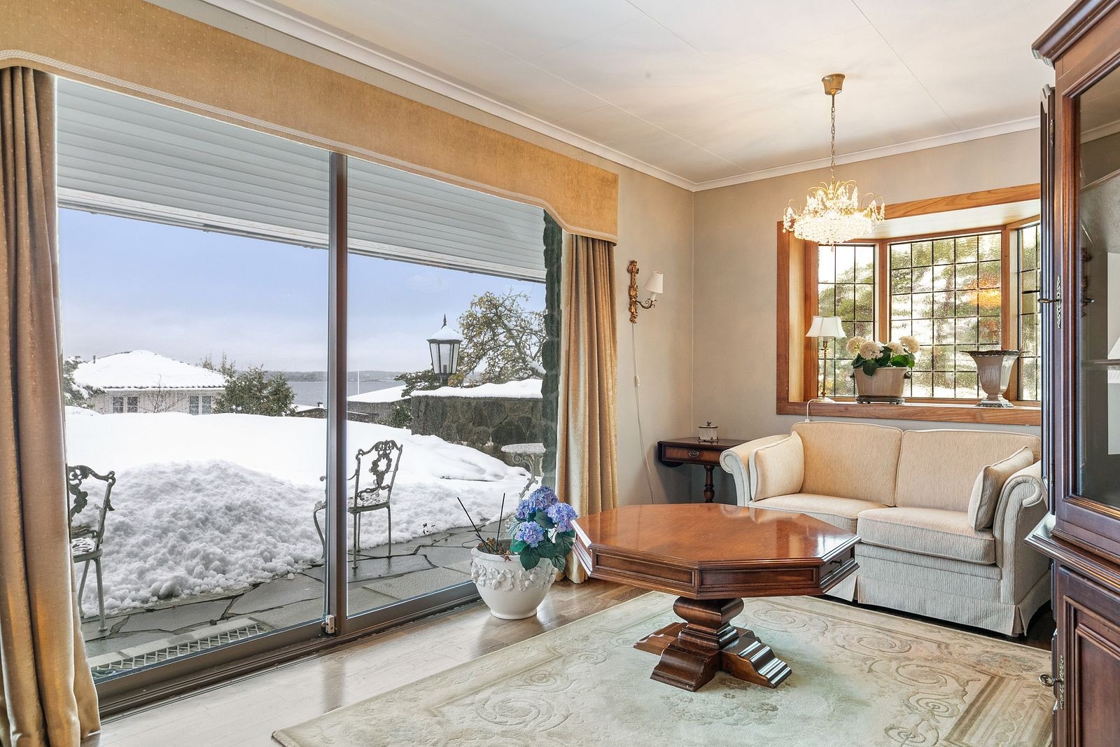 Stuen har direkte utgang til solrik uteplass. Galleribilde