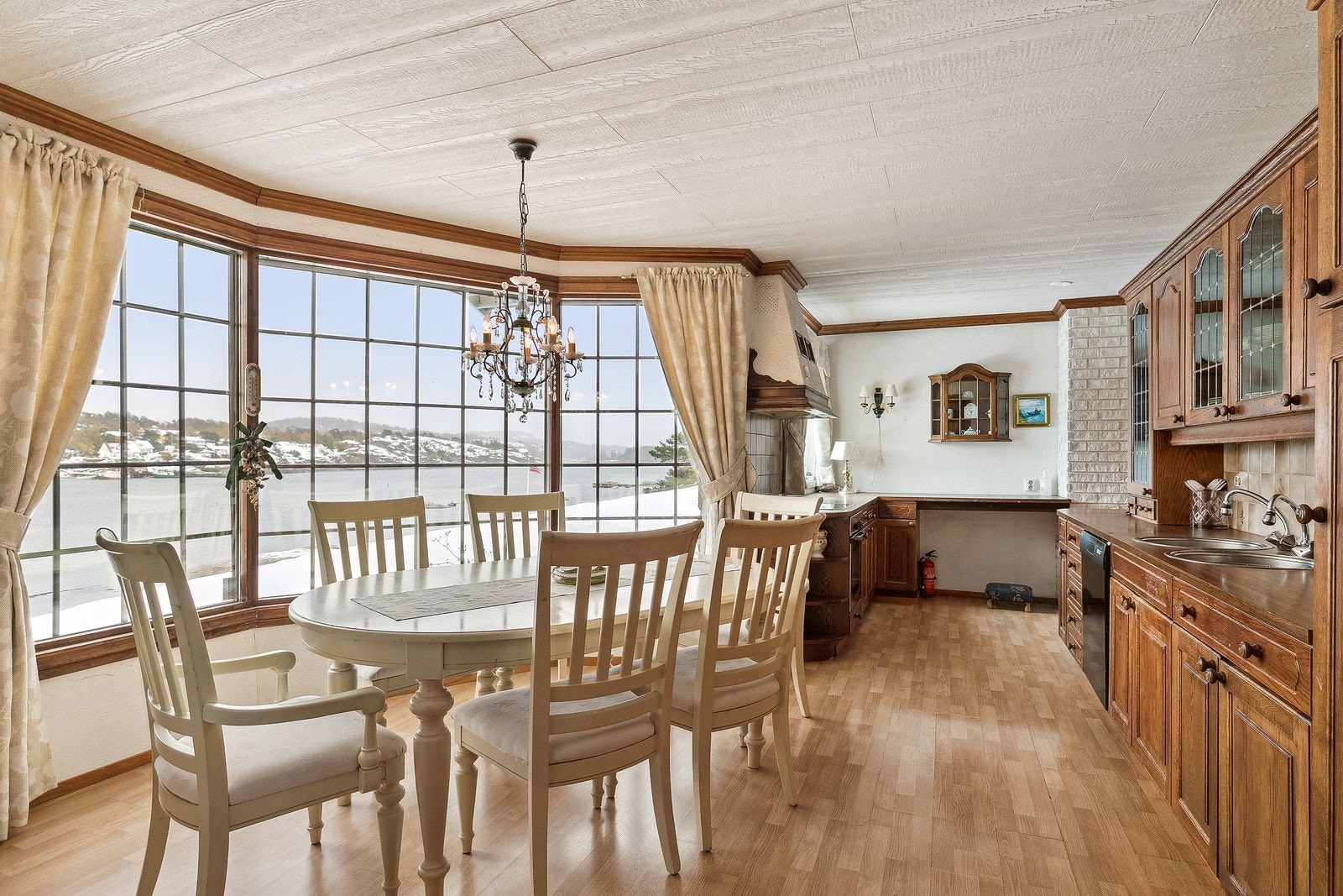 Trivelig spisestue/kjøkken. Galleribilde