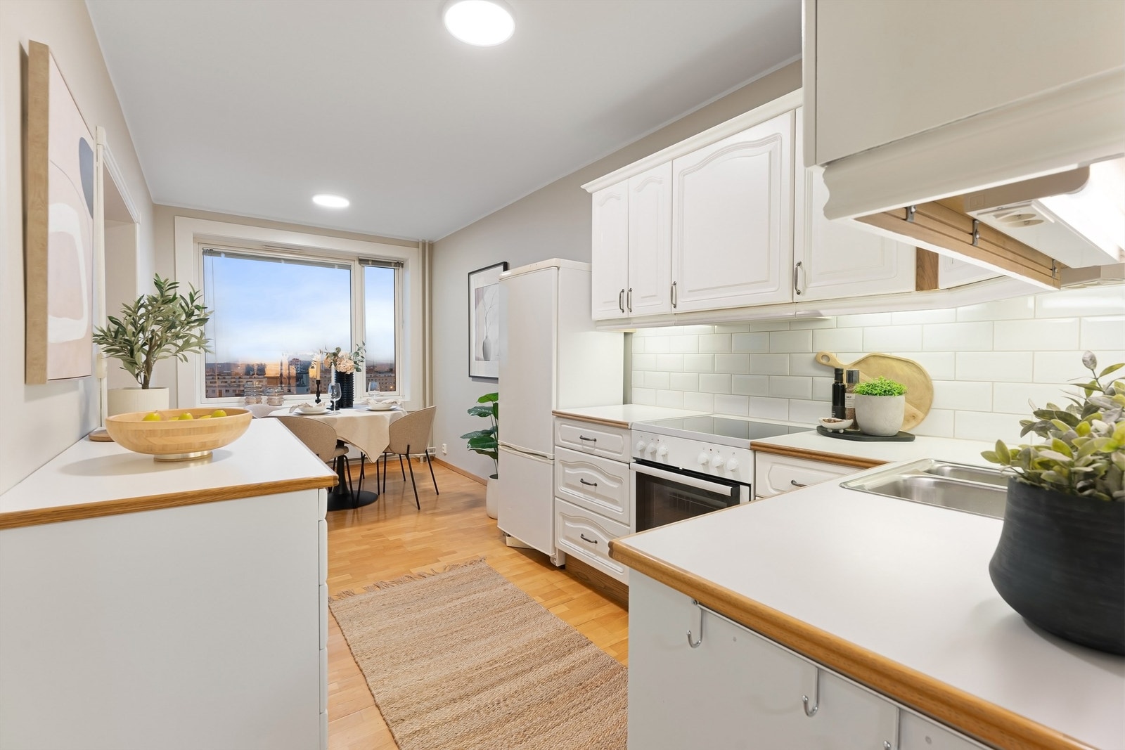 En gjennomgående planløsning gir en lys og sosial sone mellom stue og kjøkken. Galleribilde