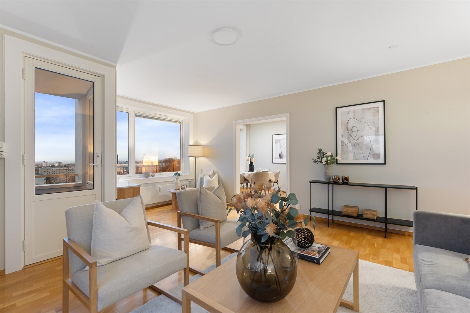 Fra stuen er det direkte utgang til balkongen. Galleribilde