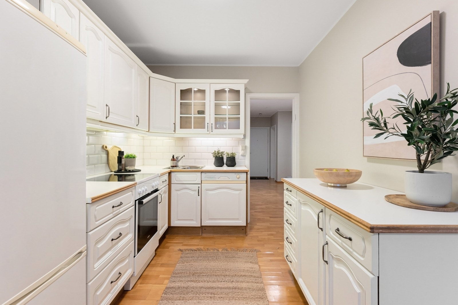 Hvitevarer som komfyr, oppvaskmaskin og kombi-kjøleskap medfølger handelen. Galleribilde