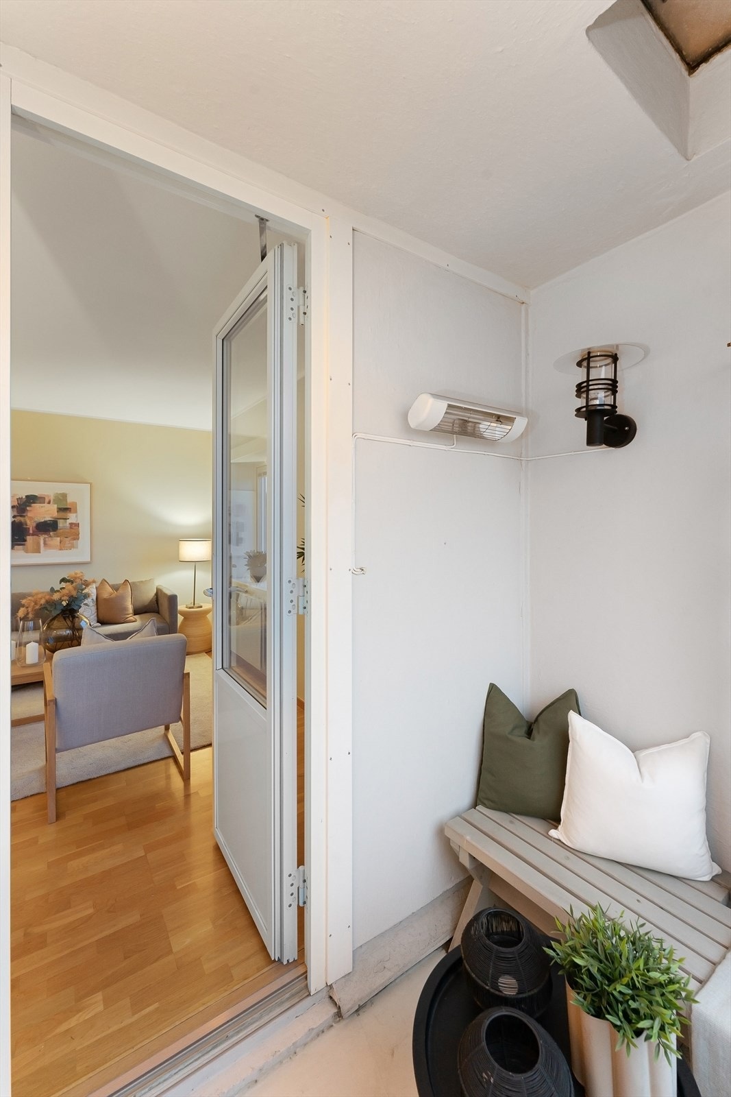 En praktisk varmelampe gjør at balkongen kan benyttes også på kjøligere kvelder. Galleribilde