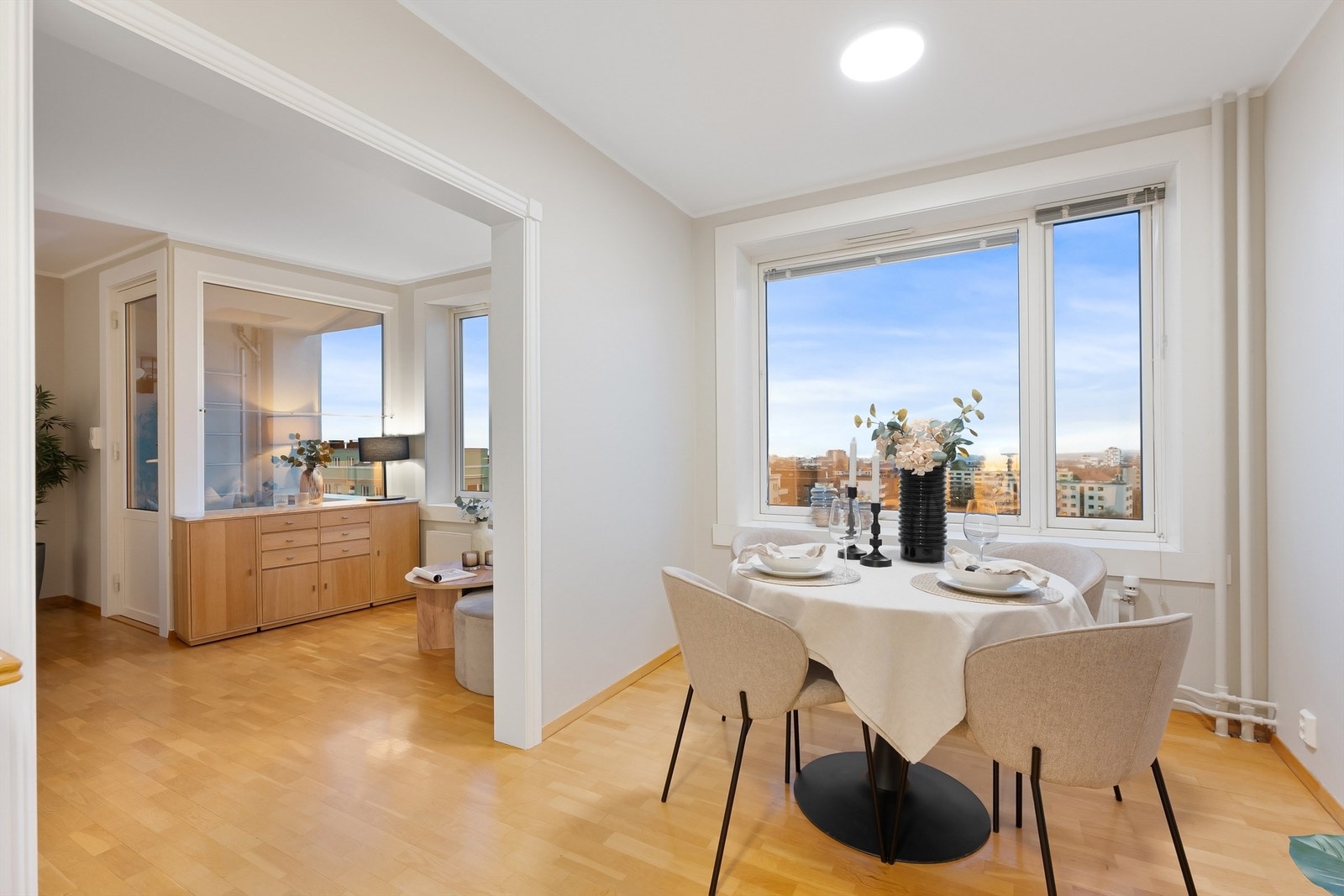 Den delvis åpne løsningen gir en god forbindelse mellom stue og spiseplass. Galleribilde