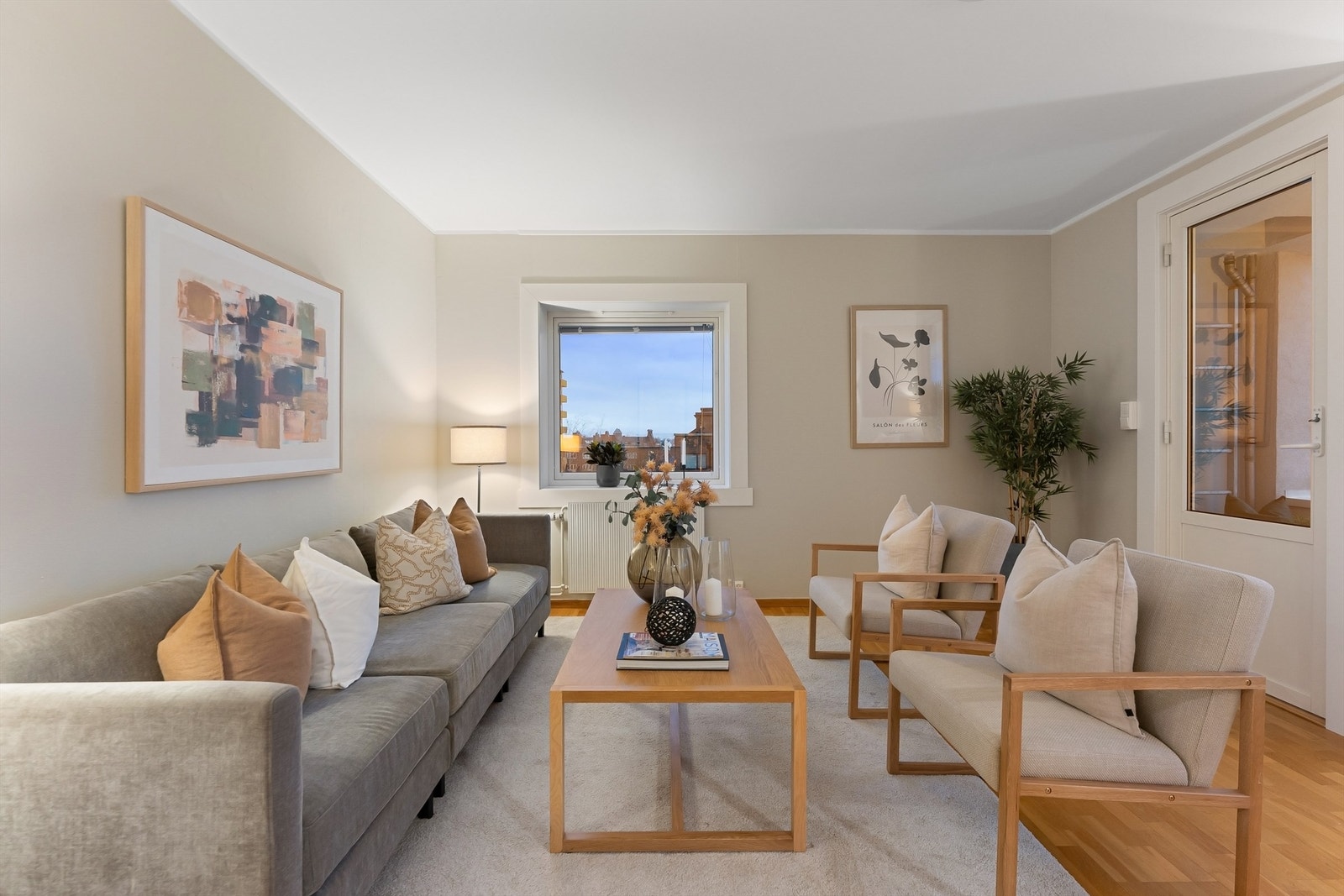 Rommet er enkelt å møblere med ulike soner for avslapning og sosialt samvær. Galleribilde