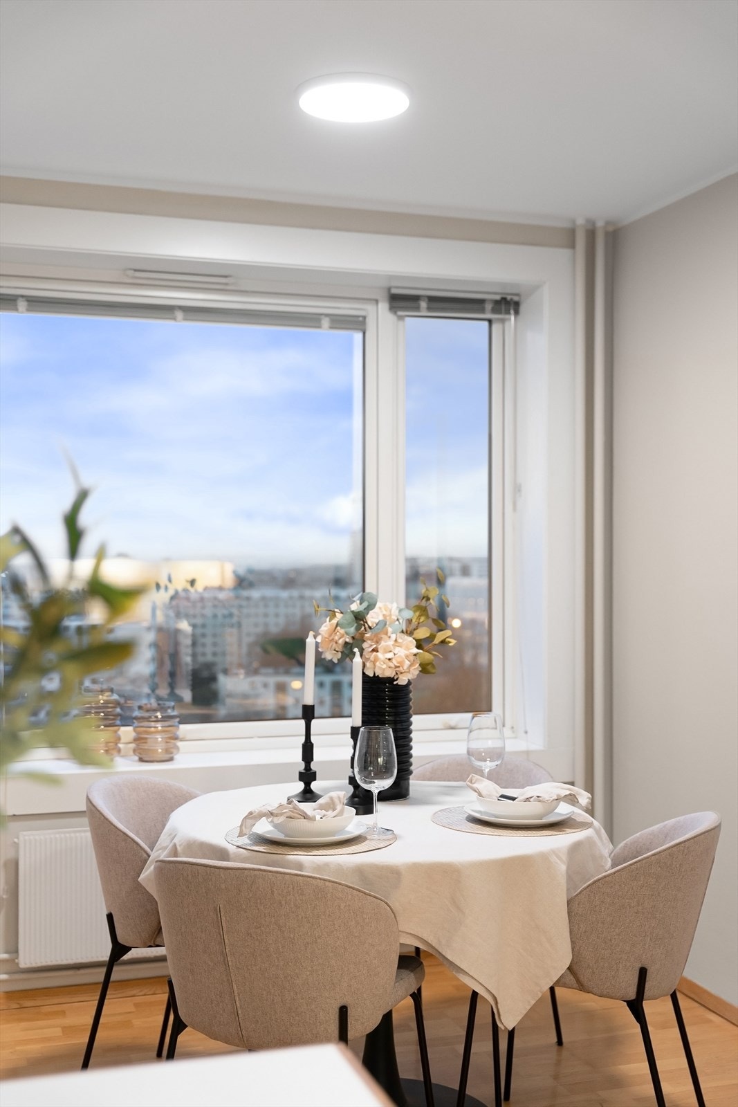 Spiseplassen er naturlig plassert ved vinduet, med flott utsyn under måltidene. Galleribilde