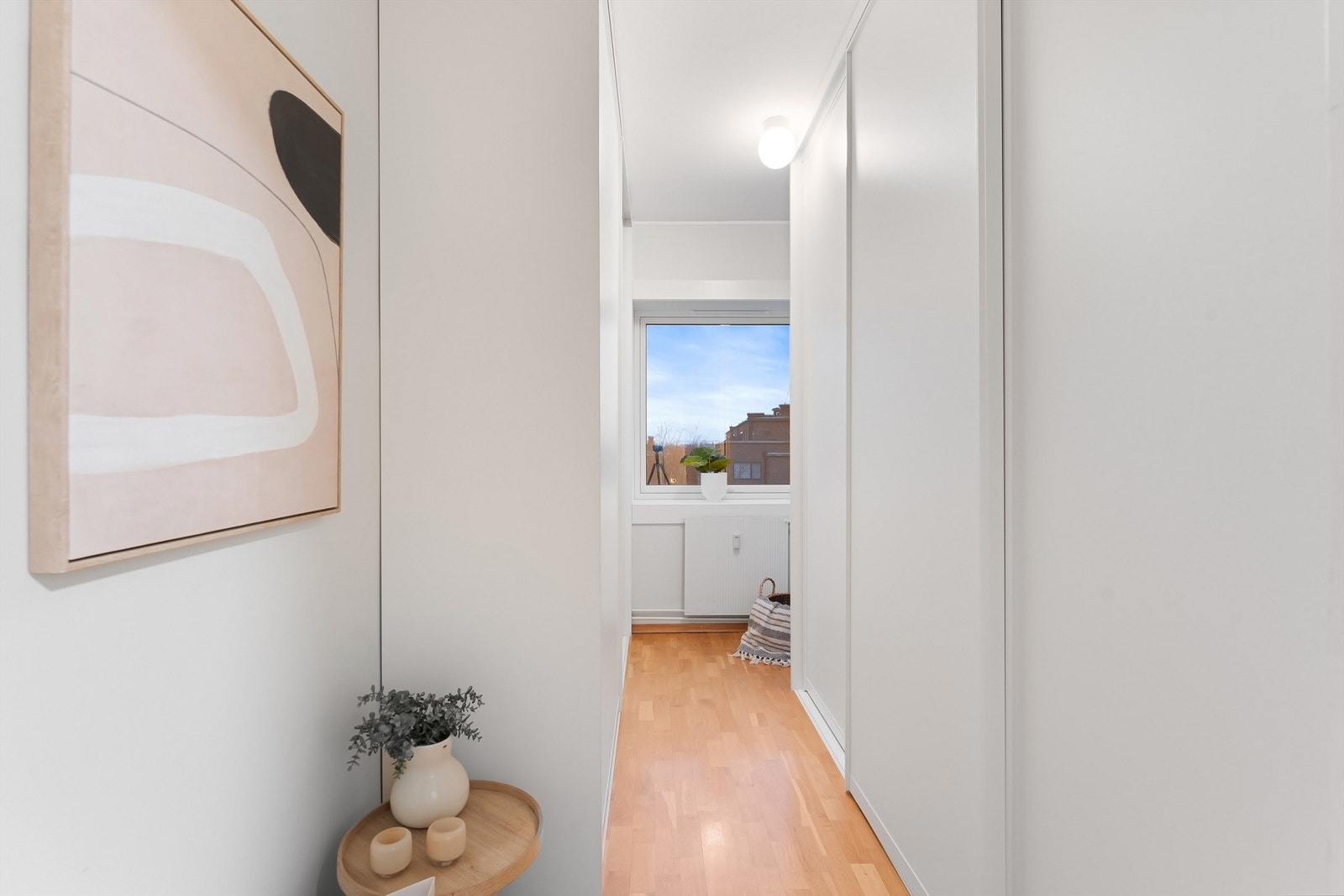 Et praktisk omkledningsrom med skyvedørsgarderobe gir ytterligere lagringsmuligheter. Galleribilde