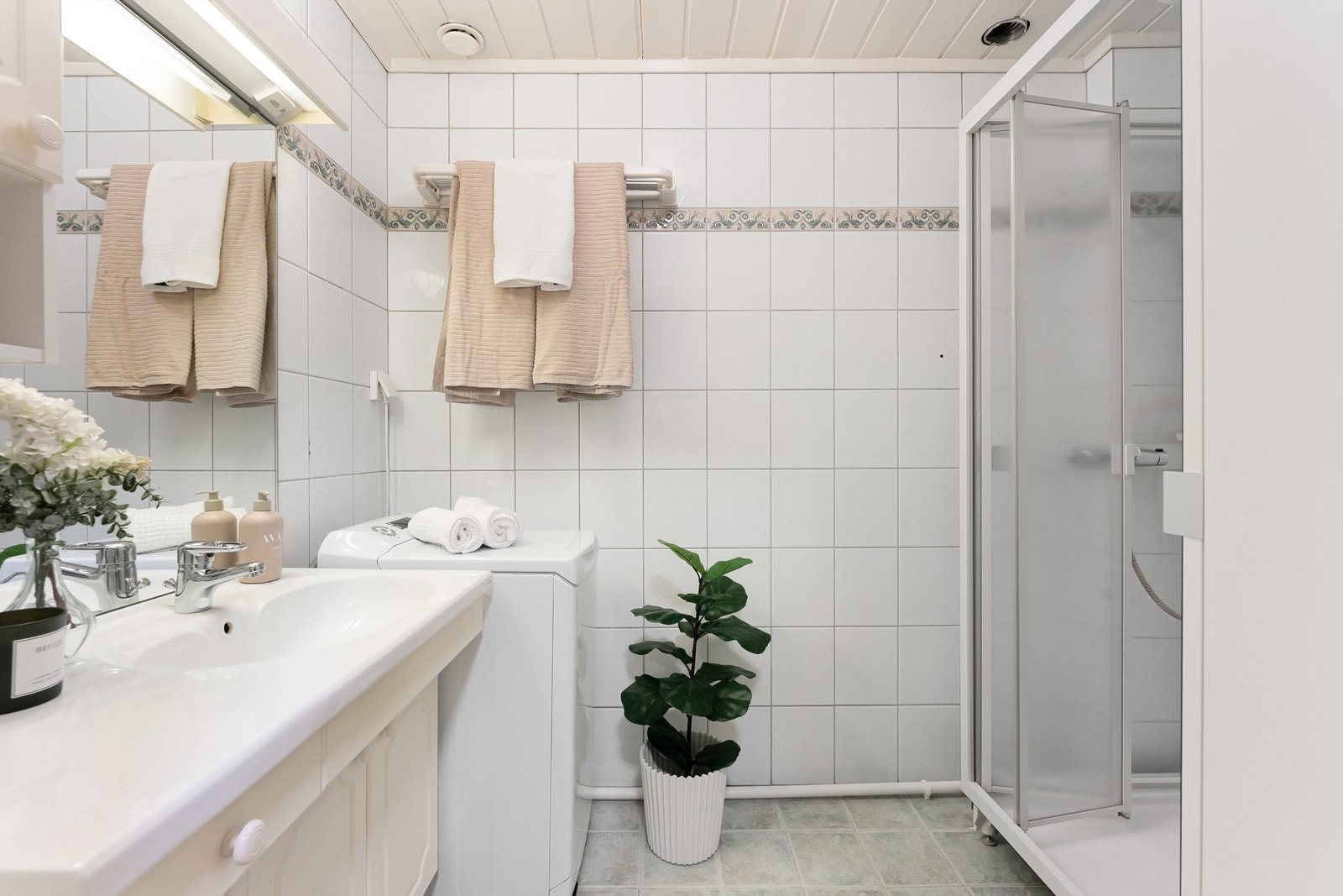 Flislagt baderom med varmekabler i gulvet for økt komfort. Galleribilde