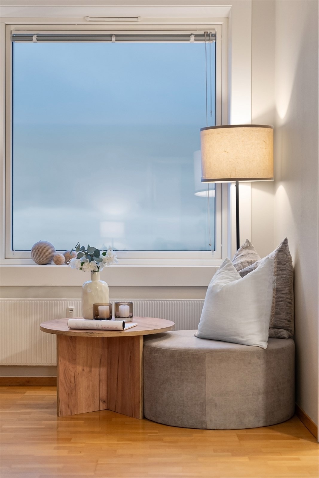 En hyggelig lesekrok ved vinduet med utsyn over nærområdet. Galleribilde