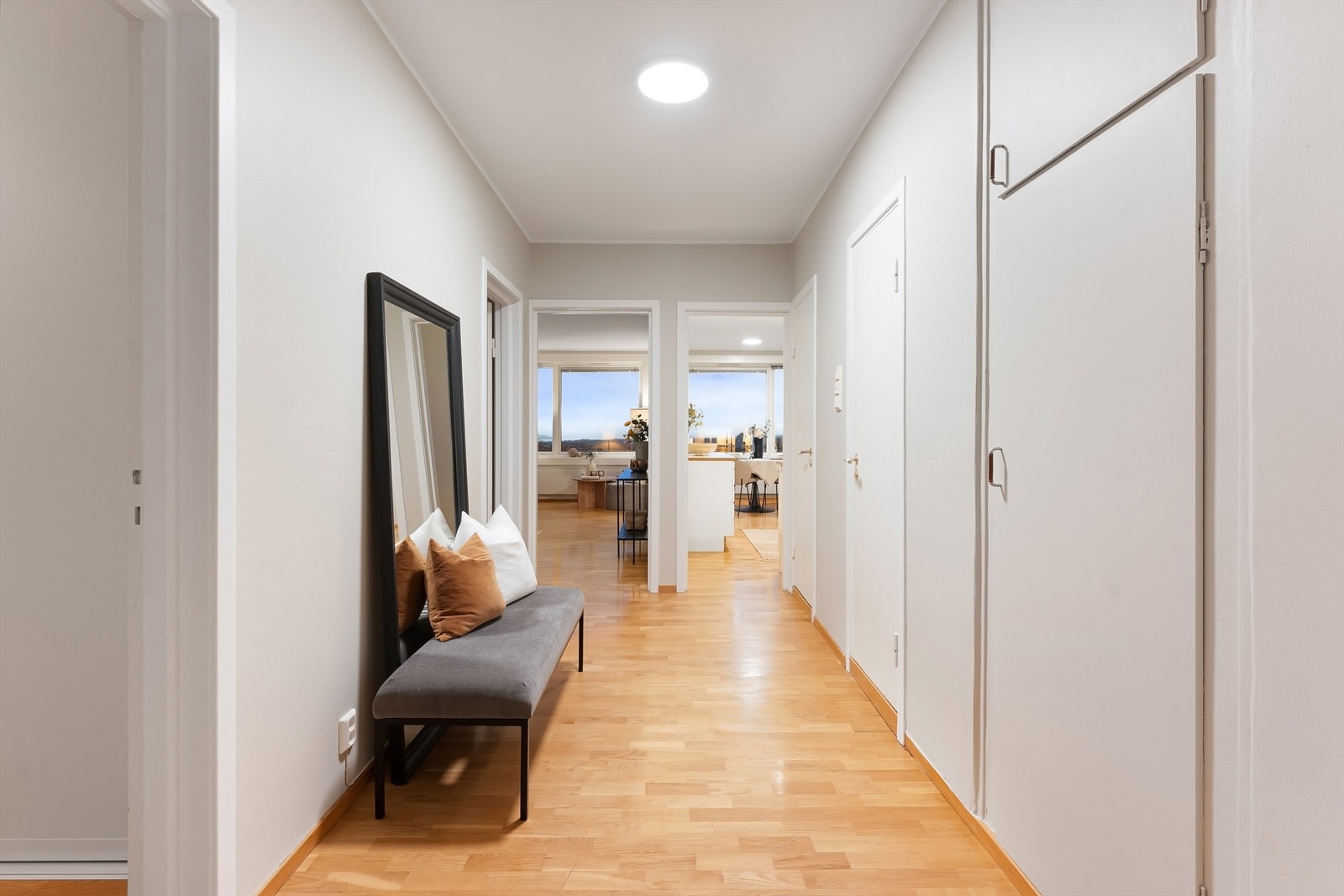 En romslig entré med plassbygde garderobeskap ønsker velkommen inn. Galleribilde