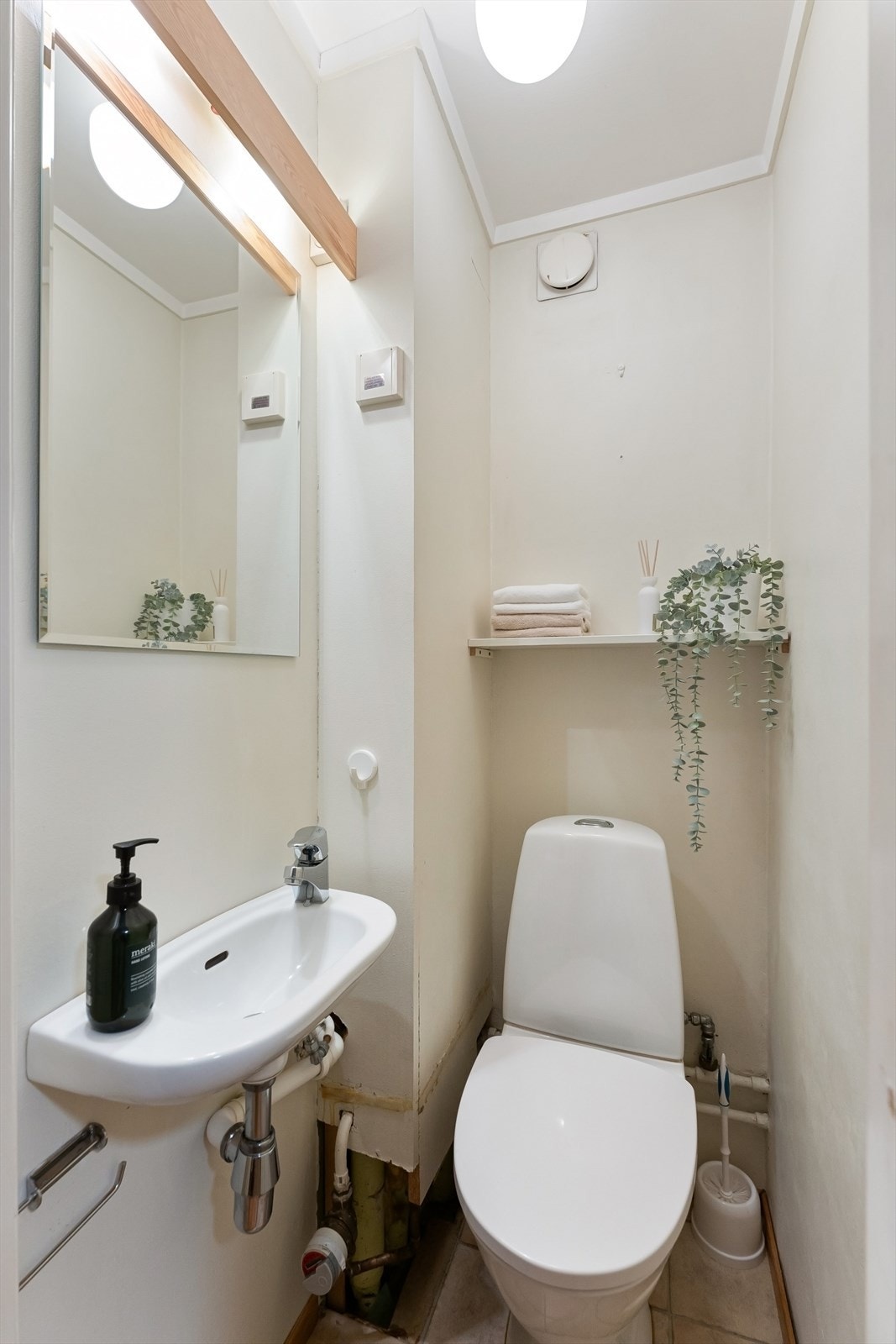 Praktisk, separat toalettrom med vegghengt servant og gulvstående toalett. Galleribilde