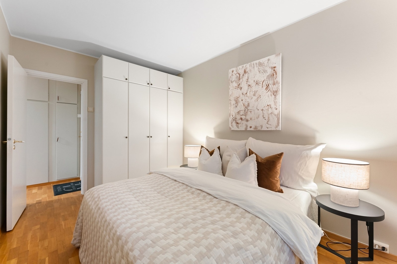 En stor garderobeløsning gir rikelig med oppbevaringsplass. Galleribilde