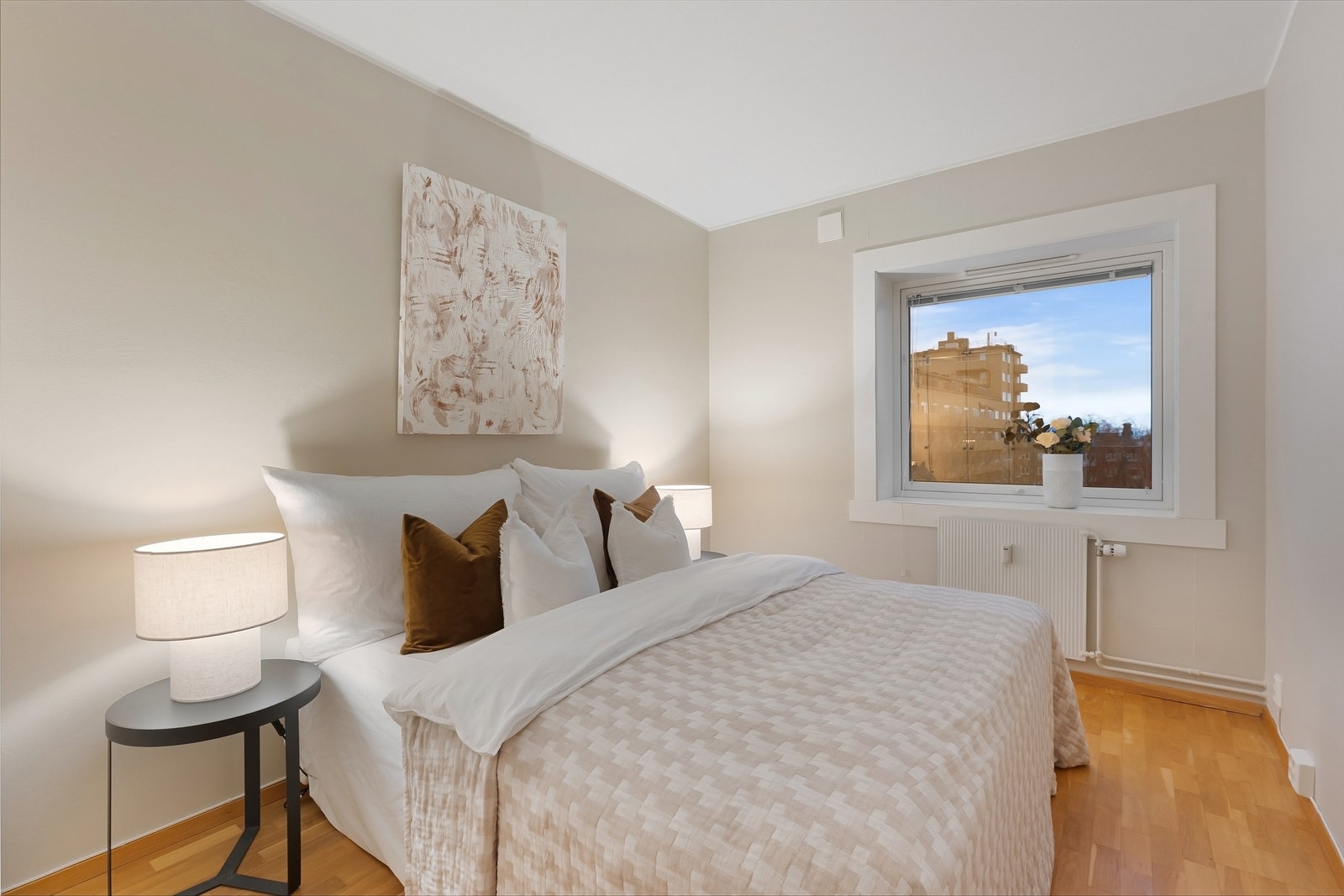 Hovedsoverommet har god plass til dobbeltseng og tilhørende møblement. Galleribilde