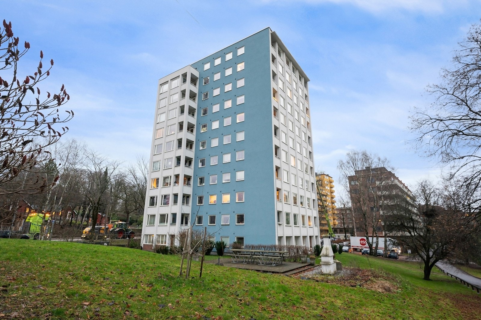 Sameiet disponerer en stor hage og parkeringsplasser etter førstemann-til-mølla-prinsippet. Galleribilde