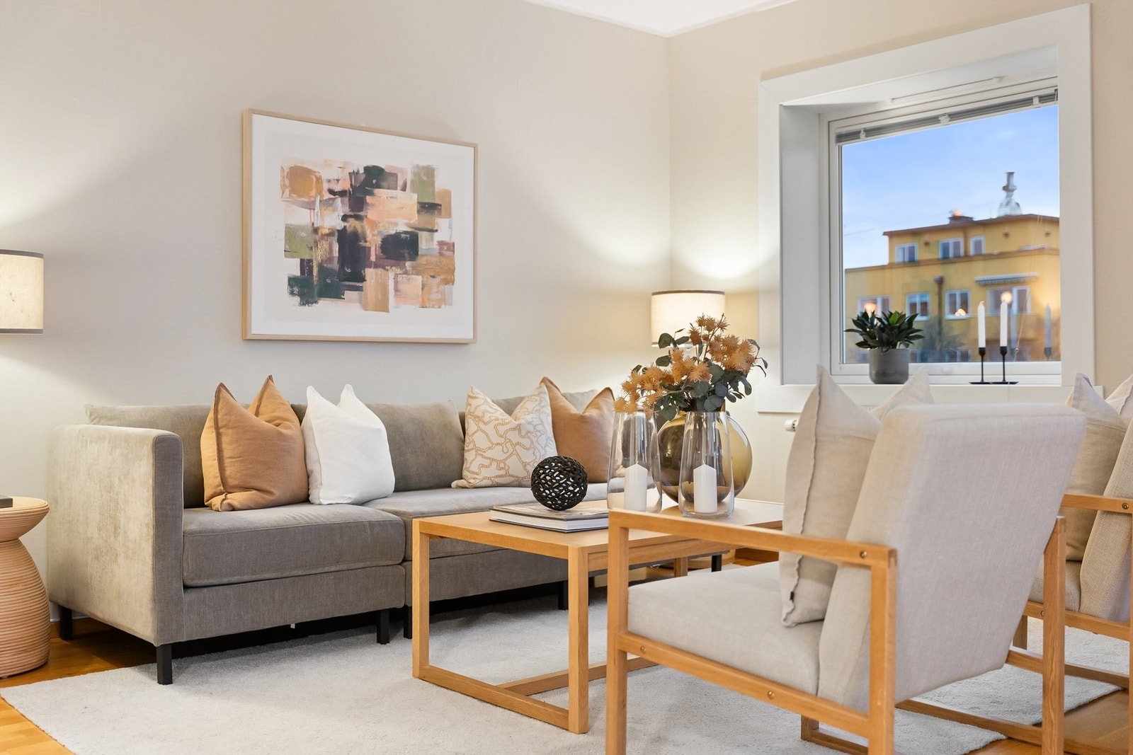 Hjørneplasseringen og store vindusflater gir rikelig med dagslys. Galleribilde