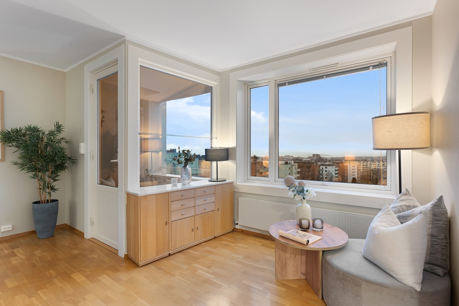 Vinduer og balkongdør ble skiftet i 2014, og har karmer av tre beslått med metall. Galleribilde