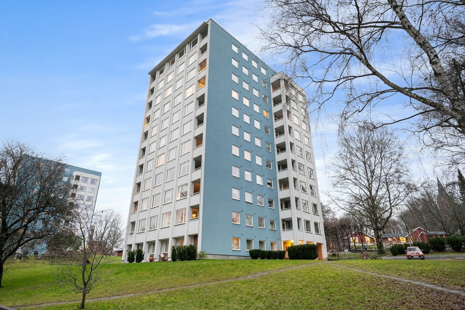 Eiendommen er en del av et veldrevet sameie med to høyblokker fra 1962. Galleribilde