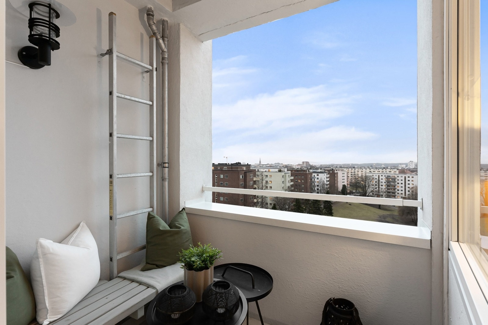 Hjørneleiligheten byr på en overbygget balkong på 3 m² med vidstrakt utsikt. Galleribilde