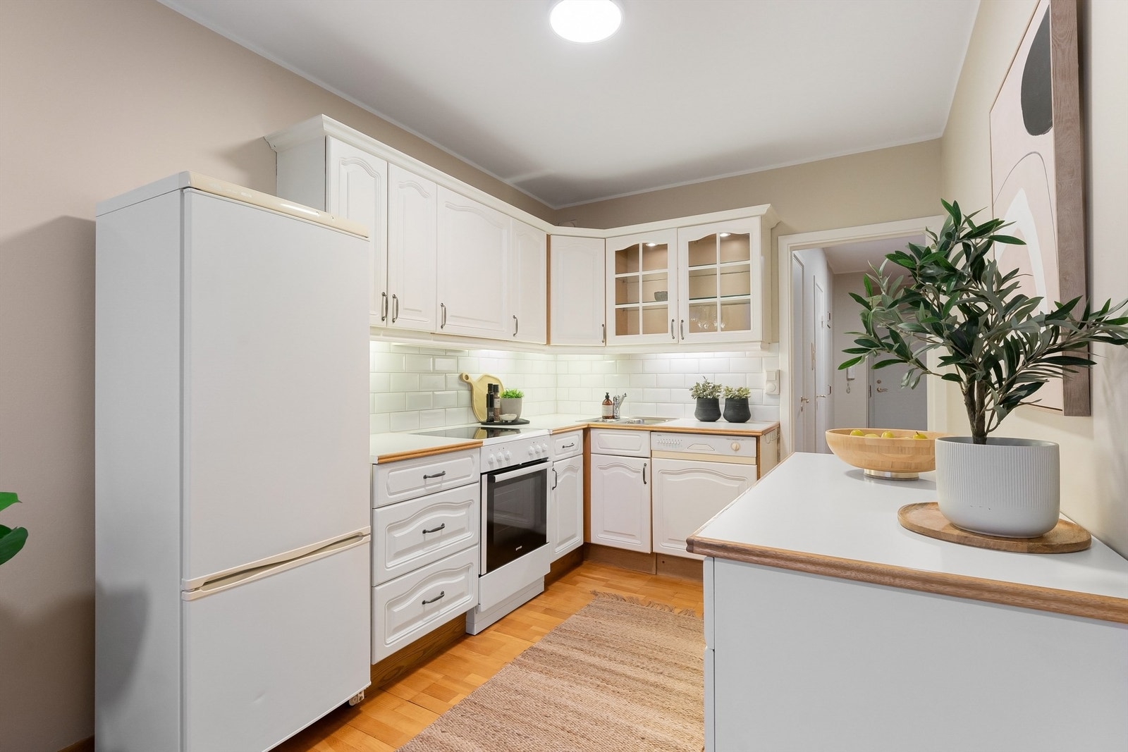 Kjøkkeninnredningen har profilerte fronter og godt med skap- og benkeplass. Galleribilde