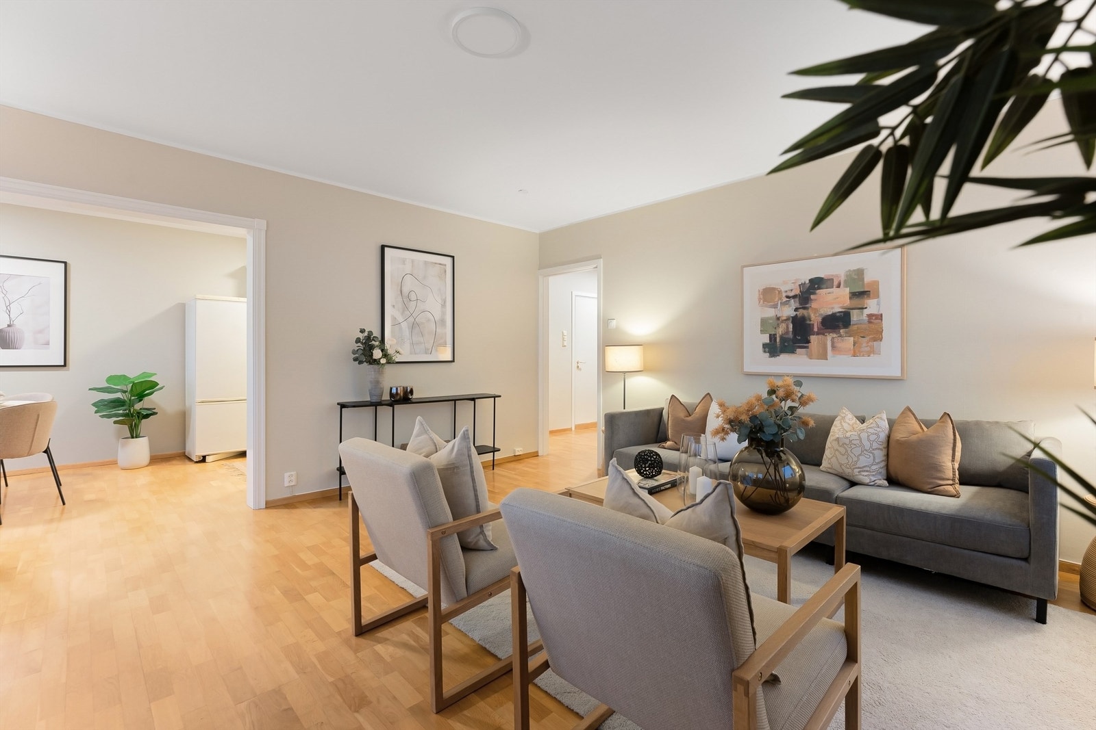 Fra gangen åpner leiligheten seg opp mot stue og kjøkken. Galleribilde