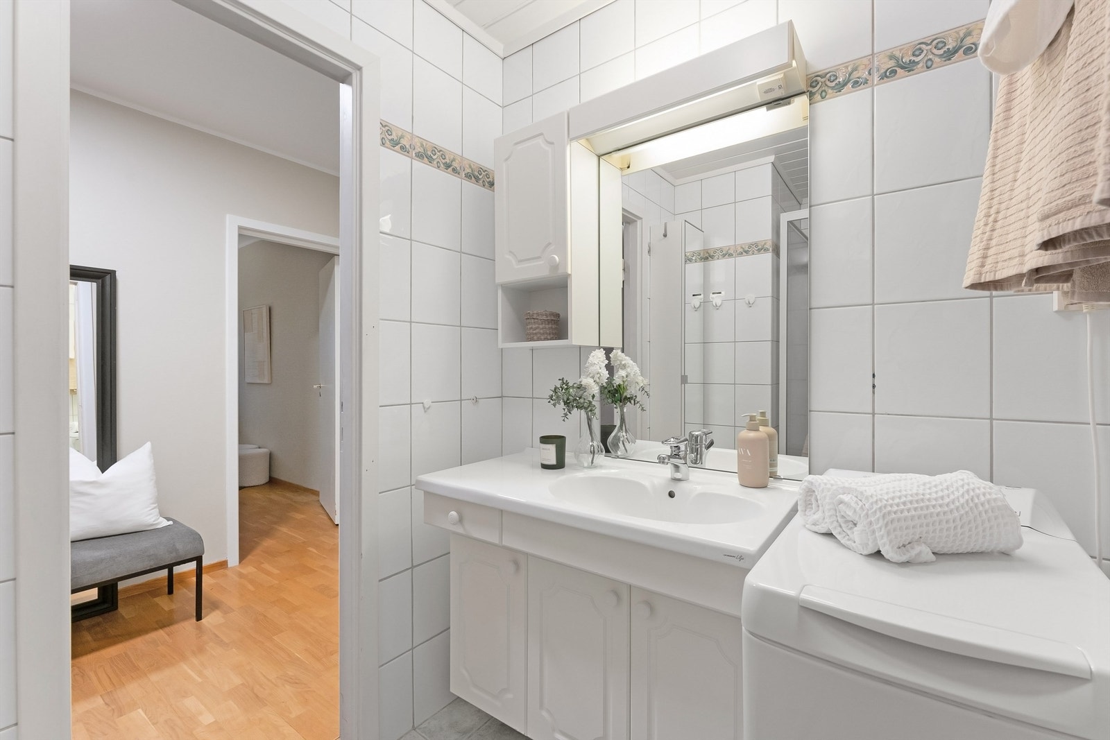 Badet er innredet med servantmøbel, dusjkabinett og har opplegg for vaskemaskin. Galleribilde