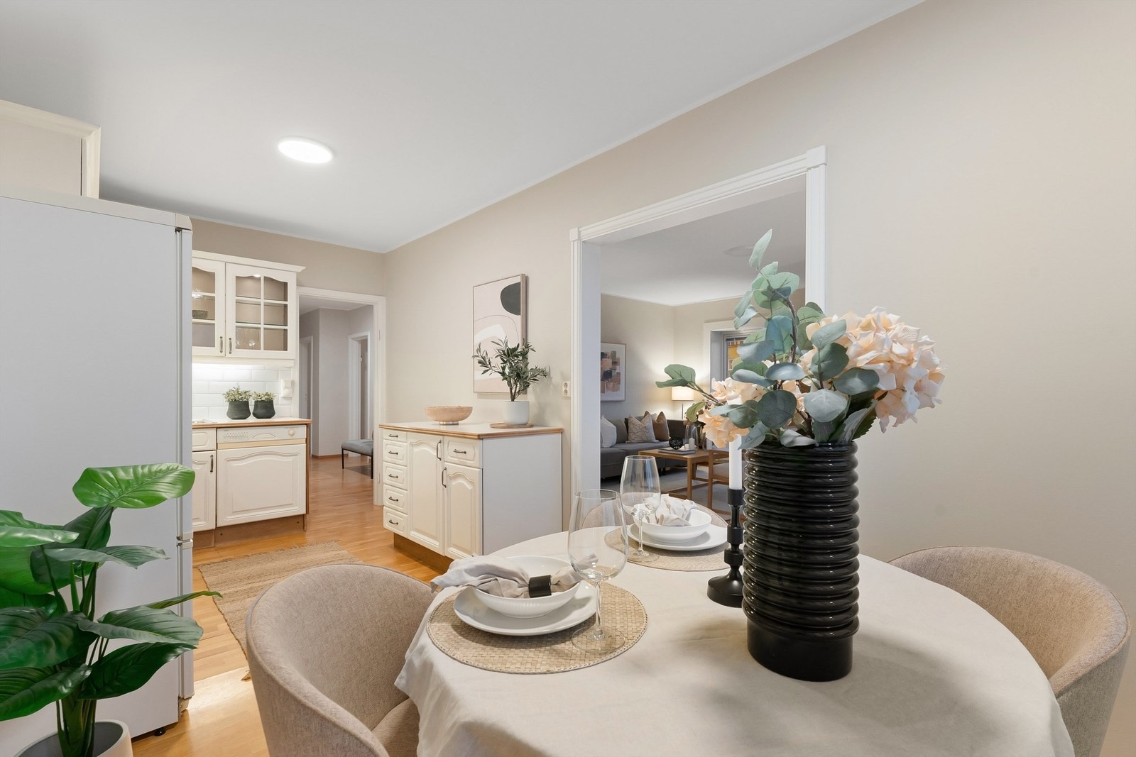 Fra spiseplassen er det åpent inn mot kjøkkenet og gangen. Galleribilde