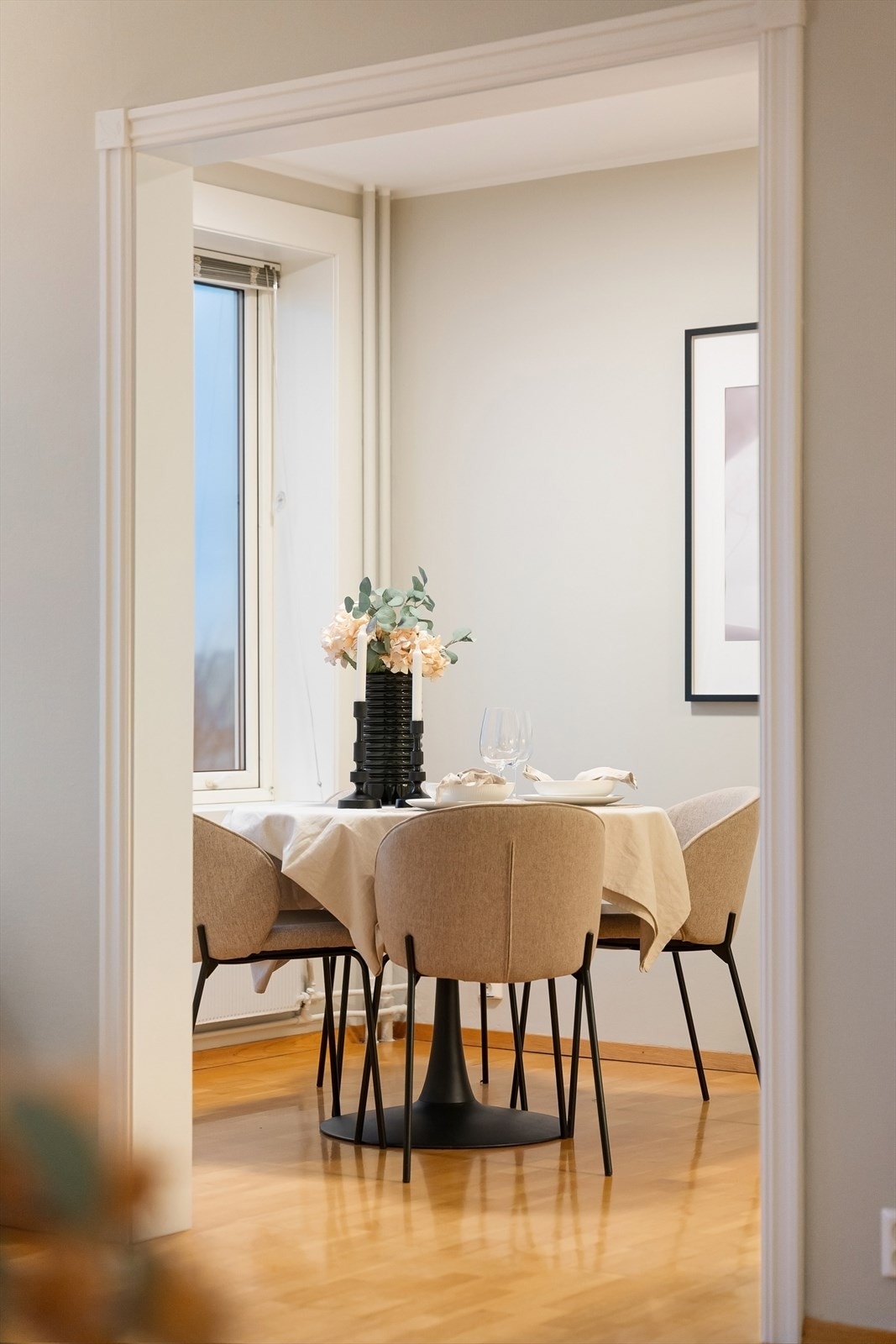 Et glimt inn mot den hyggelige spisesonen fra gangen. Galleribilde