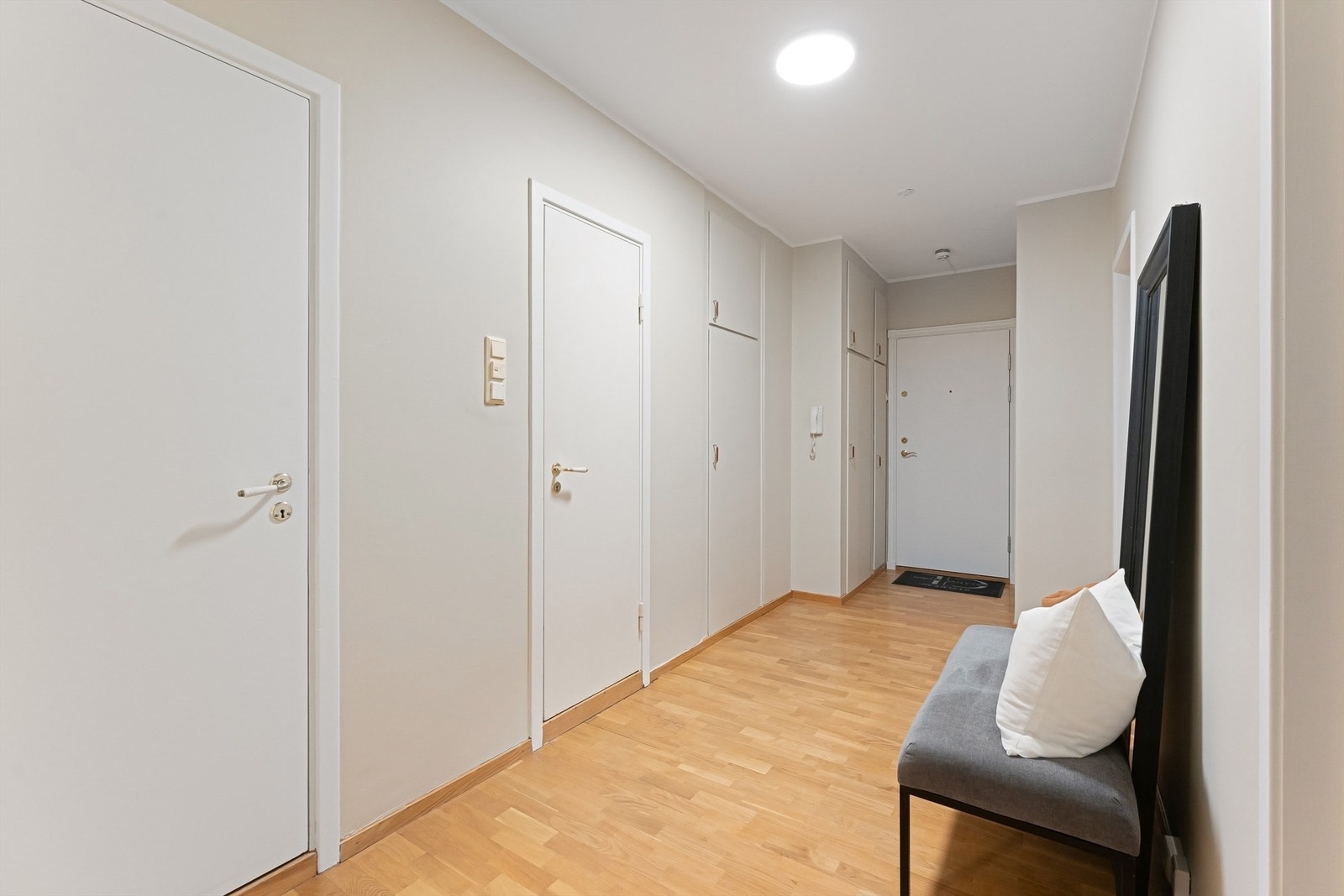 Gangen har parkett på gulv og slette innerdører som gir et ryddig inntrykk. Galleribilde