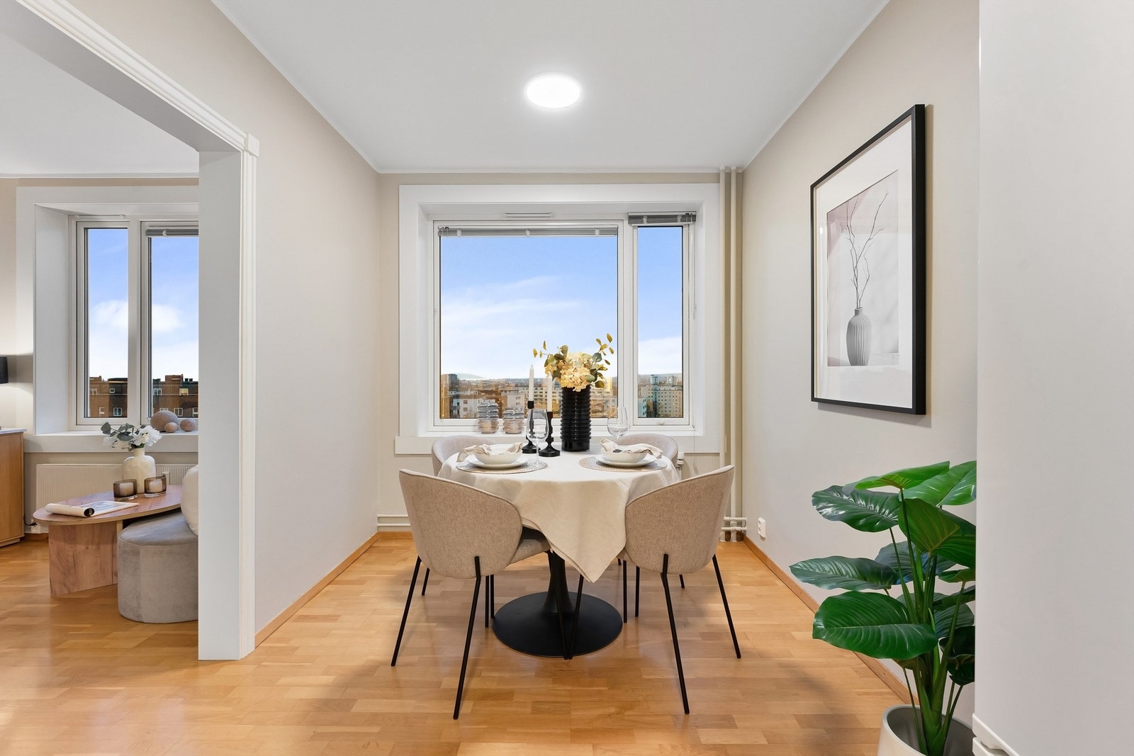 Vinduet ved spiseplassen slipper inn godt med naturlig lys. Galleribilde