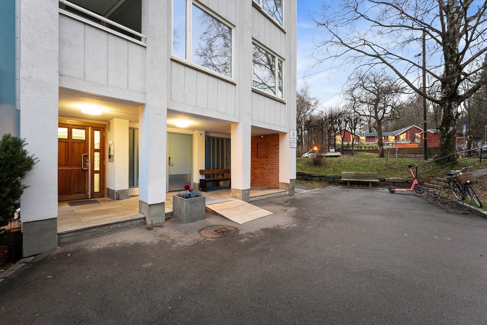 Bygget har heisadkomst til alle etasjer og callinganlegg ved inngangsdøren. Galleribilde