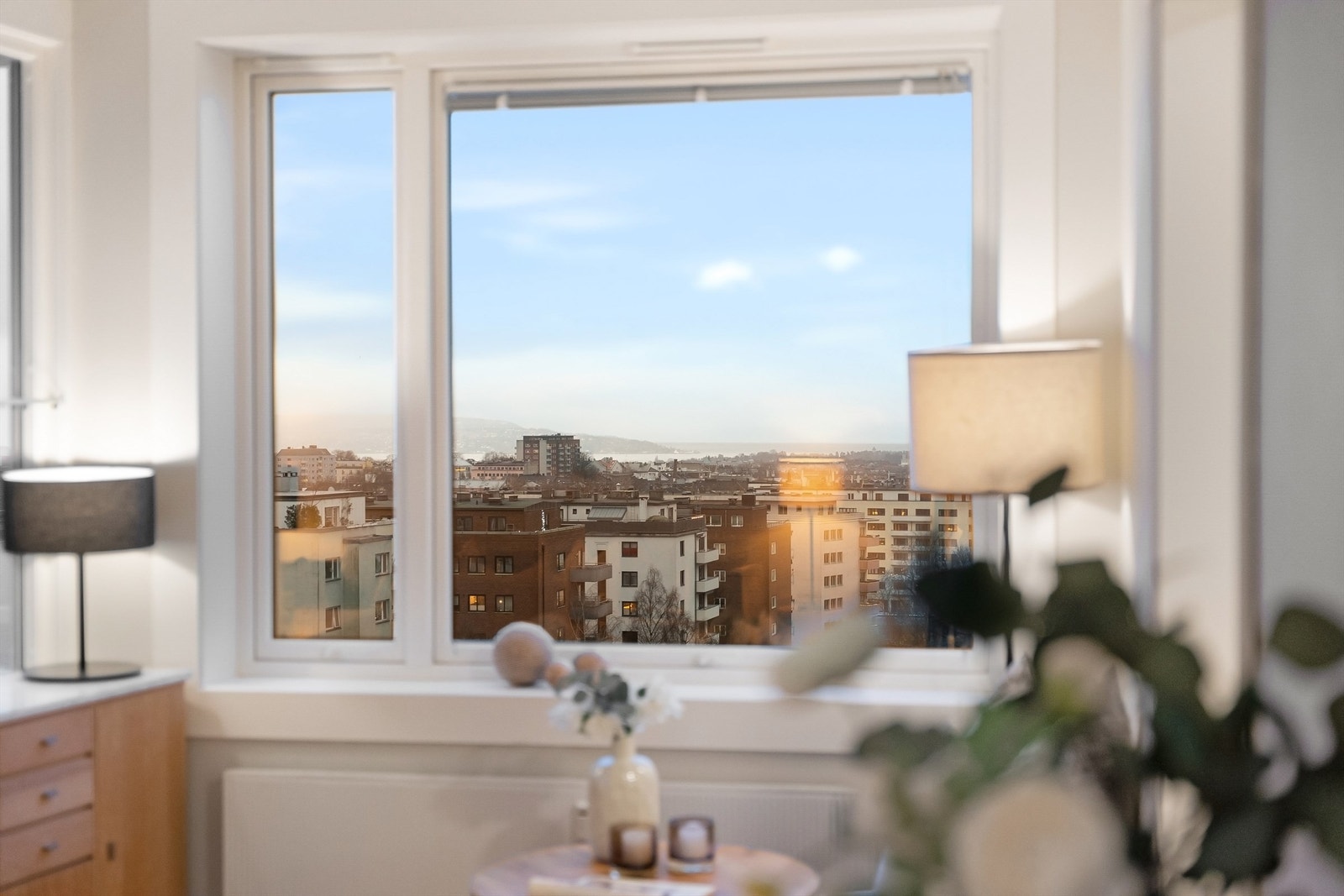 Den høye beliggenheten gir en åpen utsikt over byens tak. Galleribilde