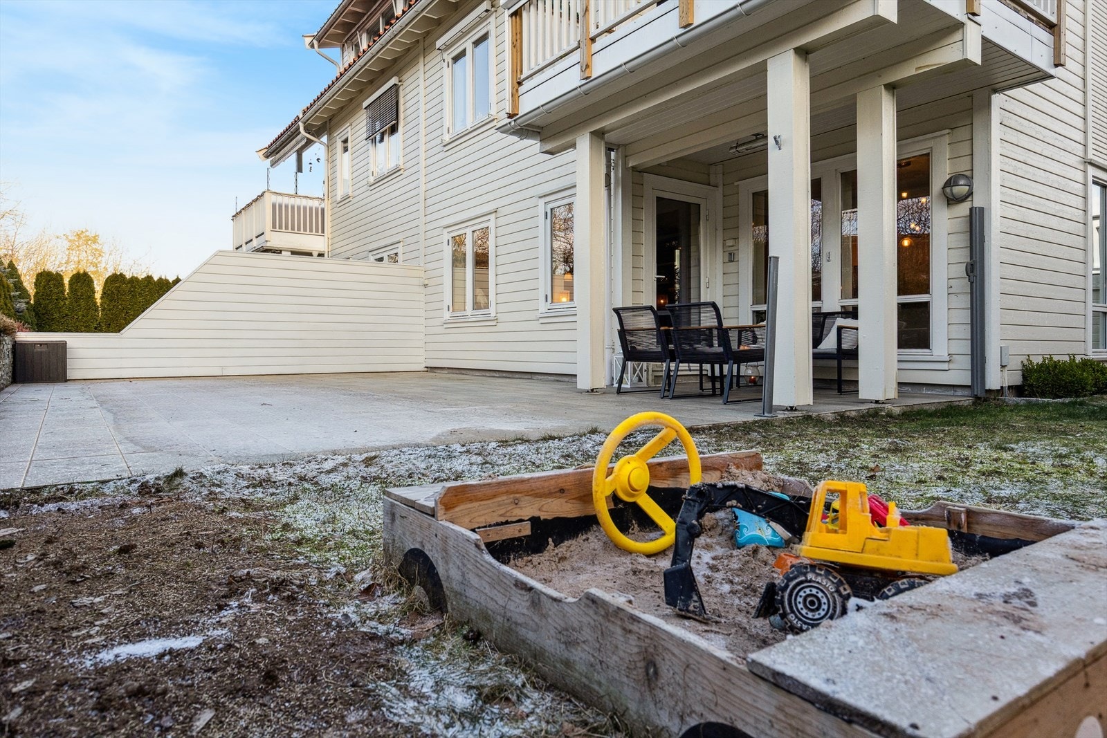 Leiligheten disponerer egen tomt som er flott opparbeidet og beplantet. Galleribilde