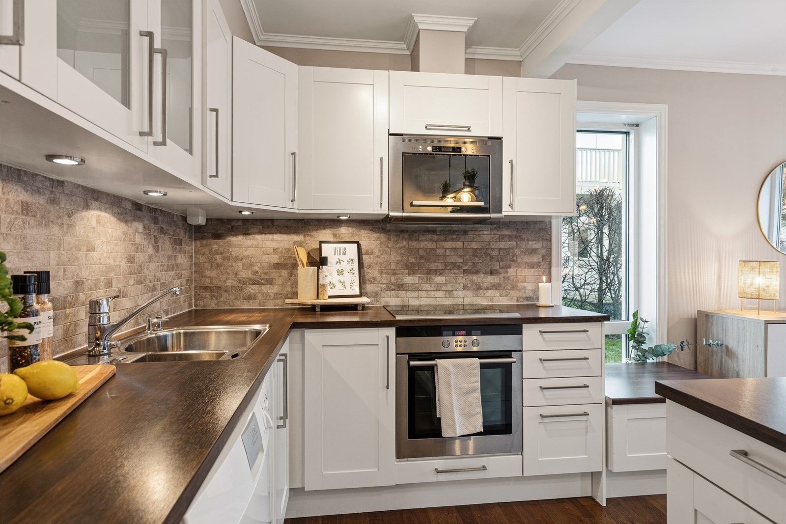 Kjøkkenet er utstyrt med integrert kjøleskap, mikrobølgeovn, stekeovn, platetopp og vinskap. Galleribilde