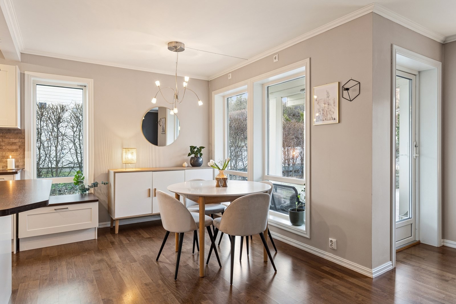 Allrommet har laminat på gulvet og lyse veggflater. Galleribilde