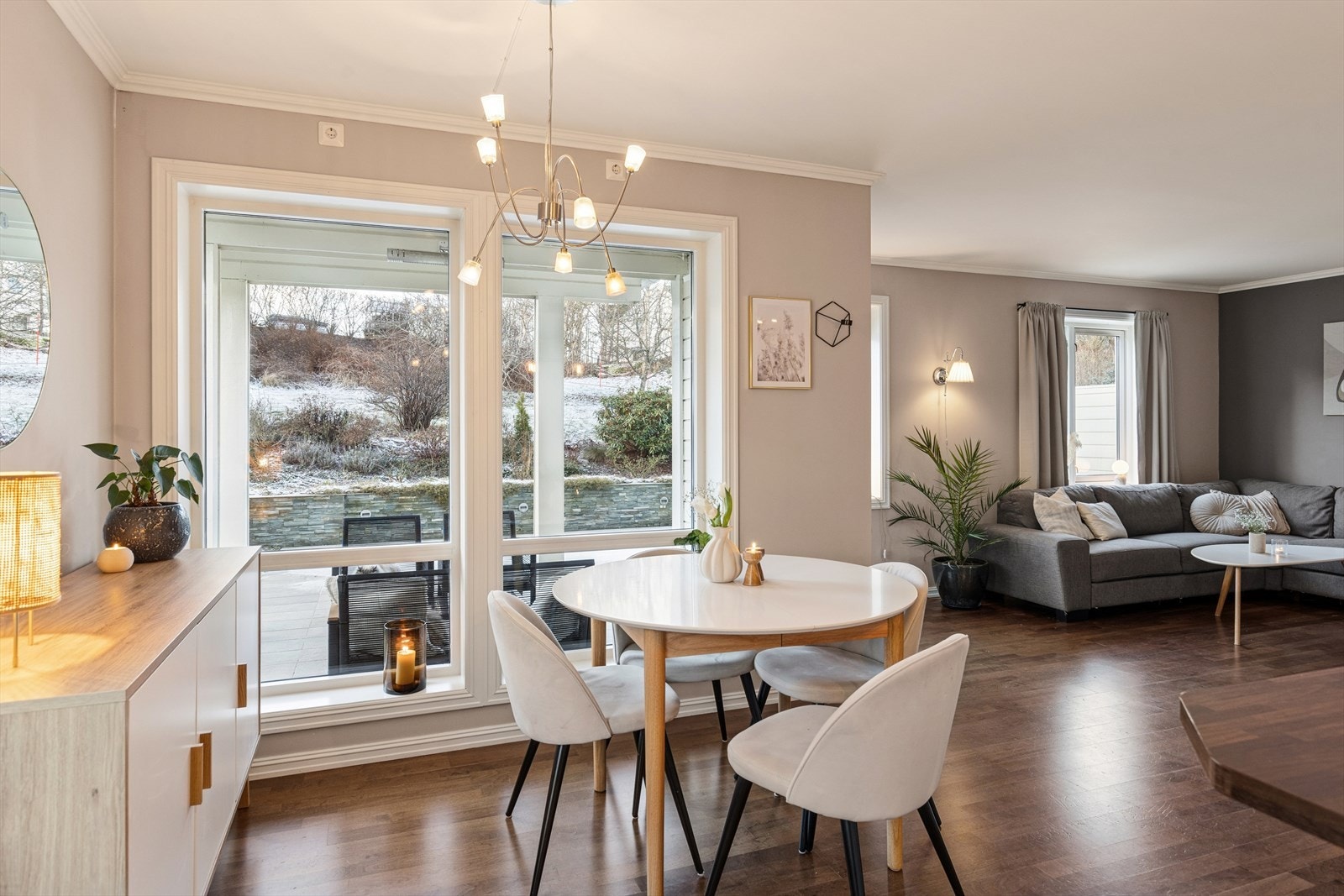 Stuen er romslig, og her er det god plass til å dekke et langbord. Galleribilde