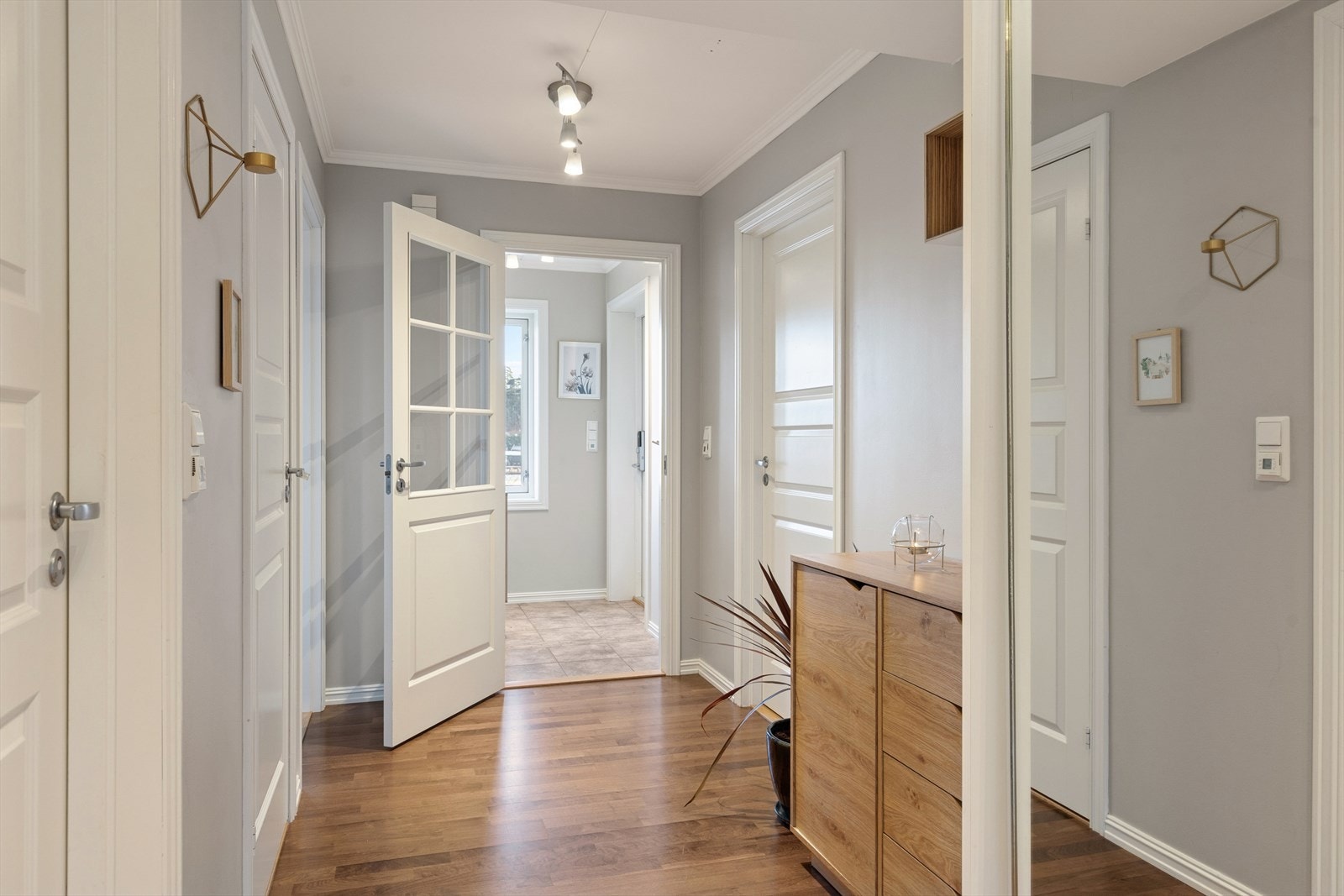 Boligen har balansert ventilasjon som sørger for godt inneklima og elektriske varmekabler i alle oppholdsrom. Galleribilde