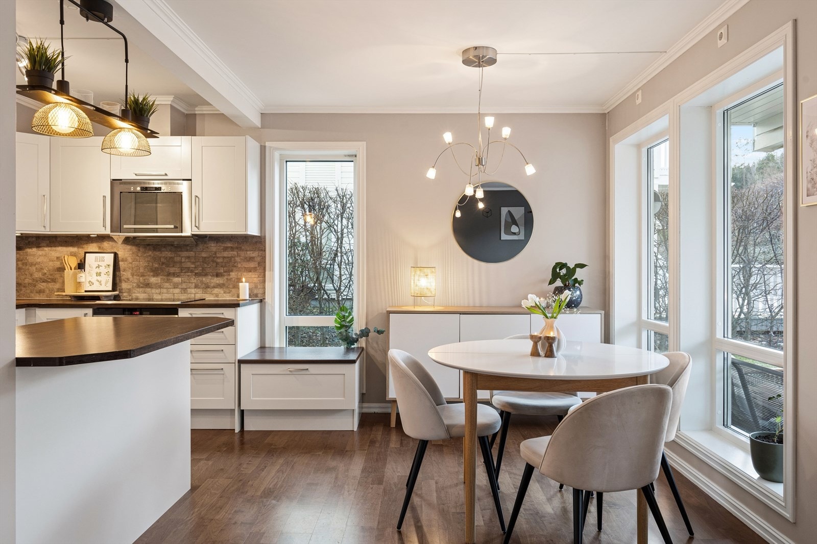 Kjøkken og stue ligger i åpen løsning. Galleribilde